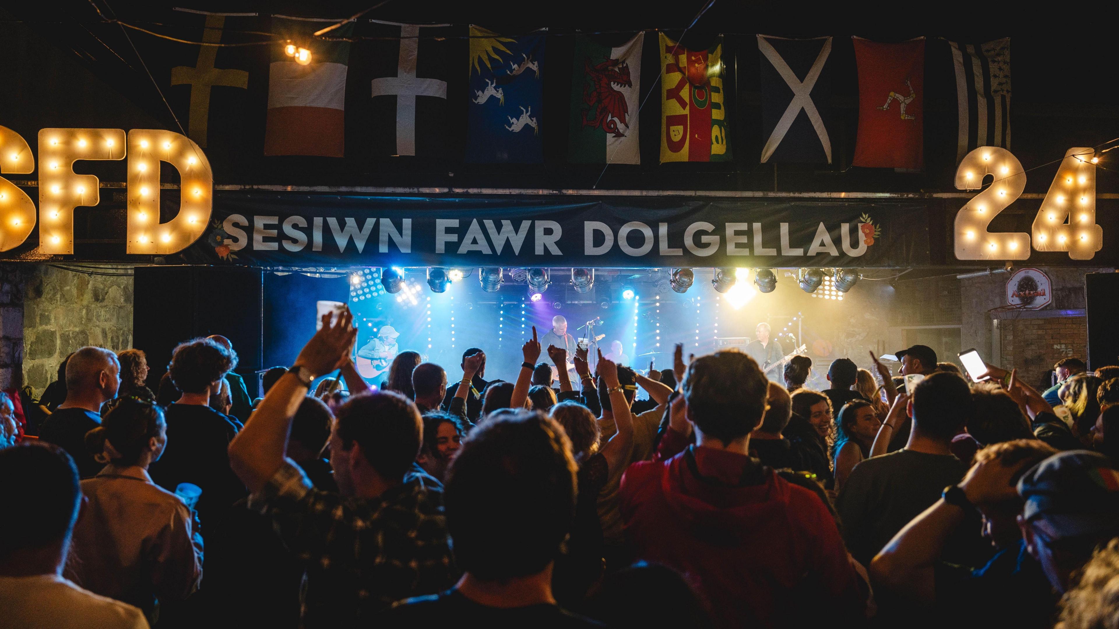 cefn Gwesty'r Ship yn fan sy'n creu awyrgylch unigryw yn y Sesiwn Fawr