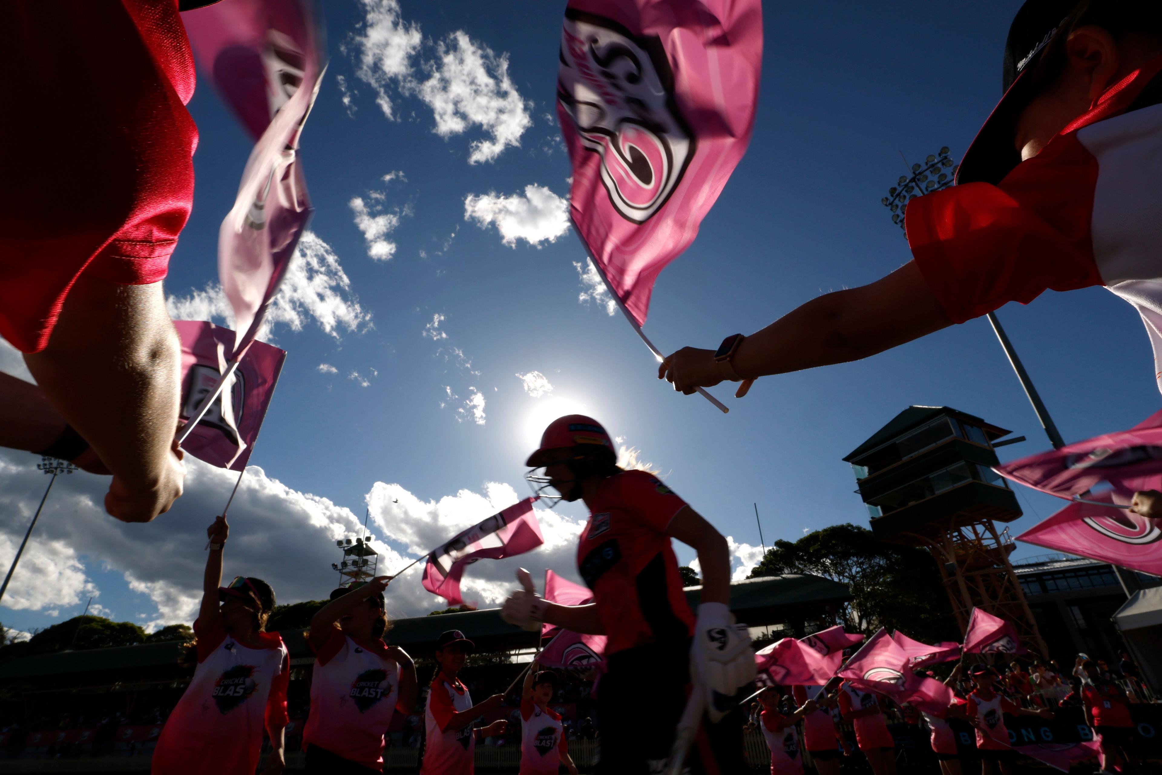 Ellyse Perry sale a batear para los Sydney Sixers durante el partido WBBL contra Sydney Thunder en North Sydney Oval.