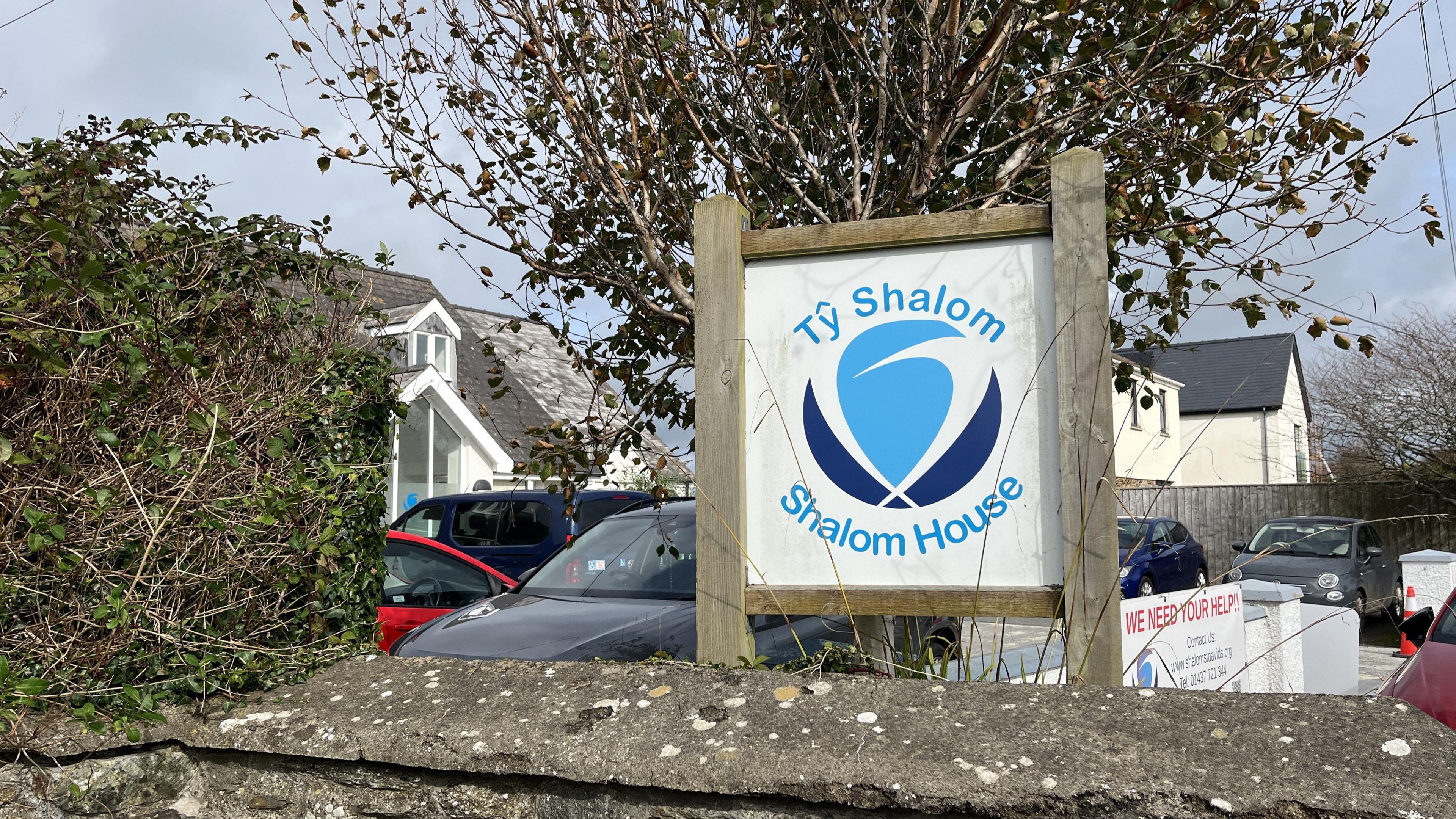 Mae hosbis Tŷ Shalom yn Nhyddewi yn darparu gofal i bobl â chanser a chyflyrau eraill sy'n cyfyngu ar fywyd