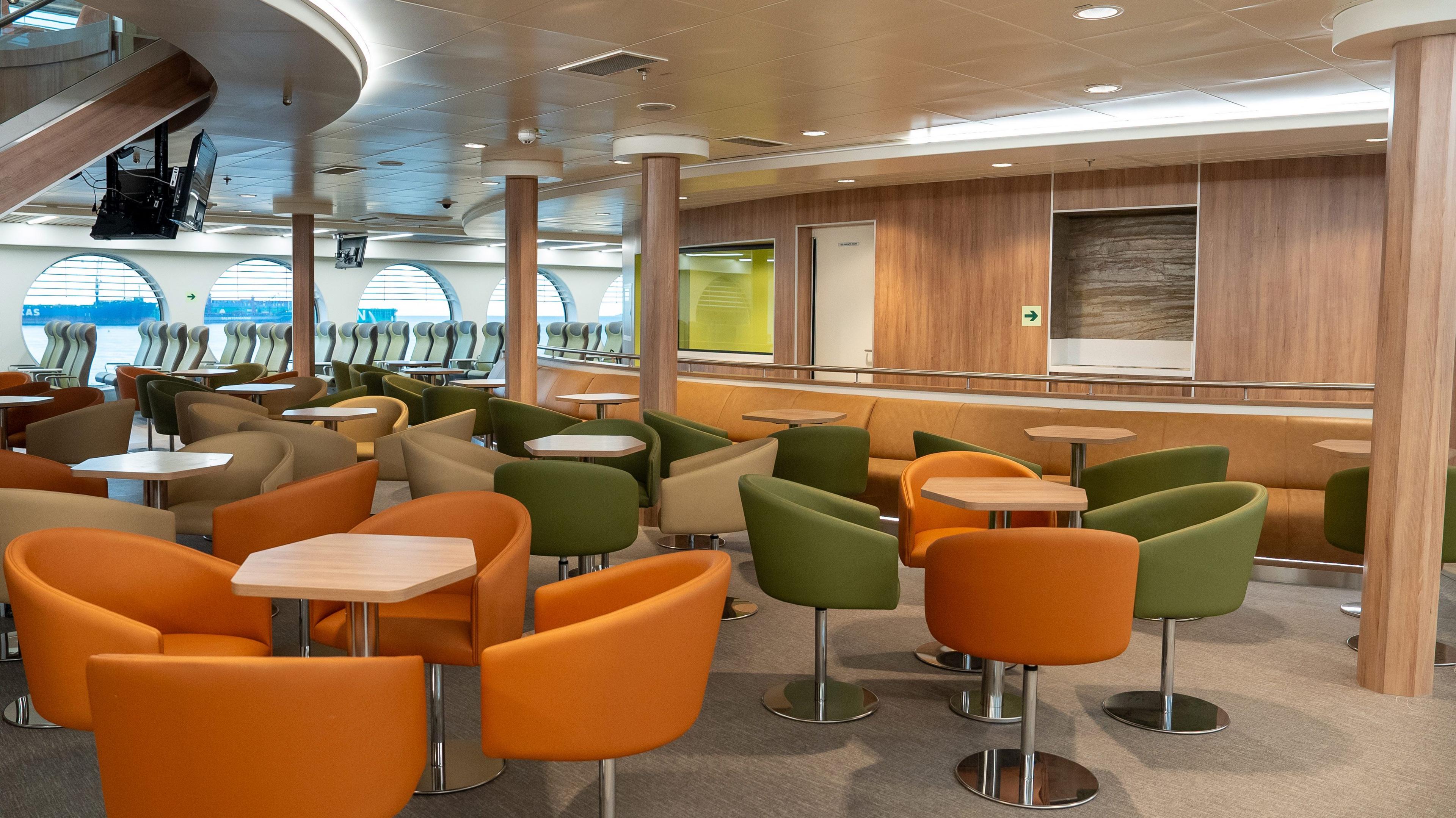 Taobh a-staigh an MV Isle of Islay