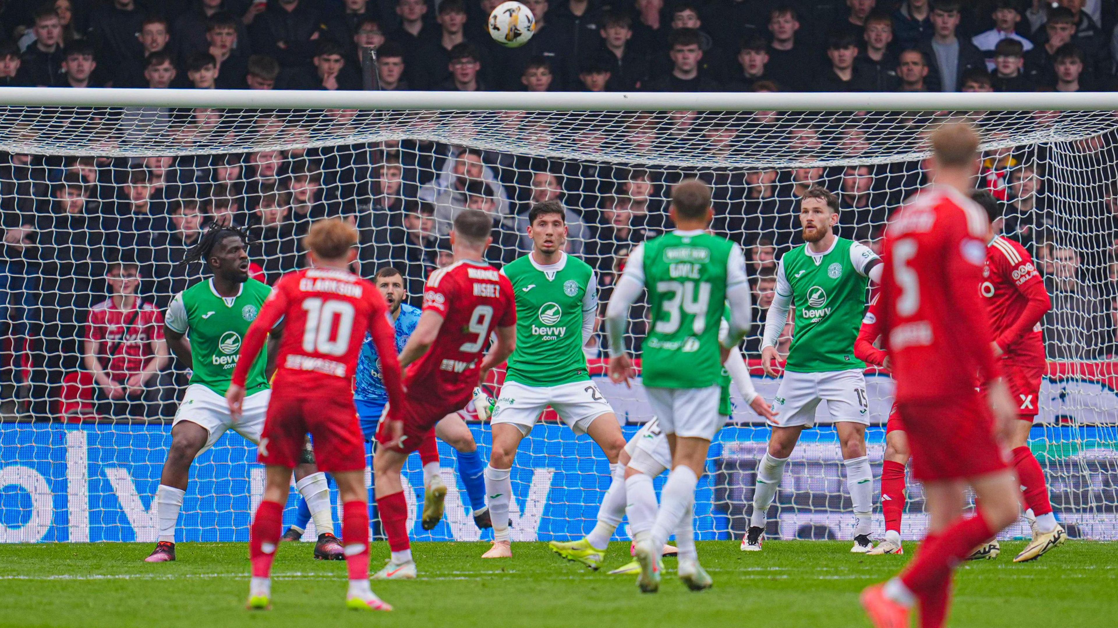 Kevin Nisbet scores for Aberdeen against Hibernian