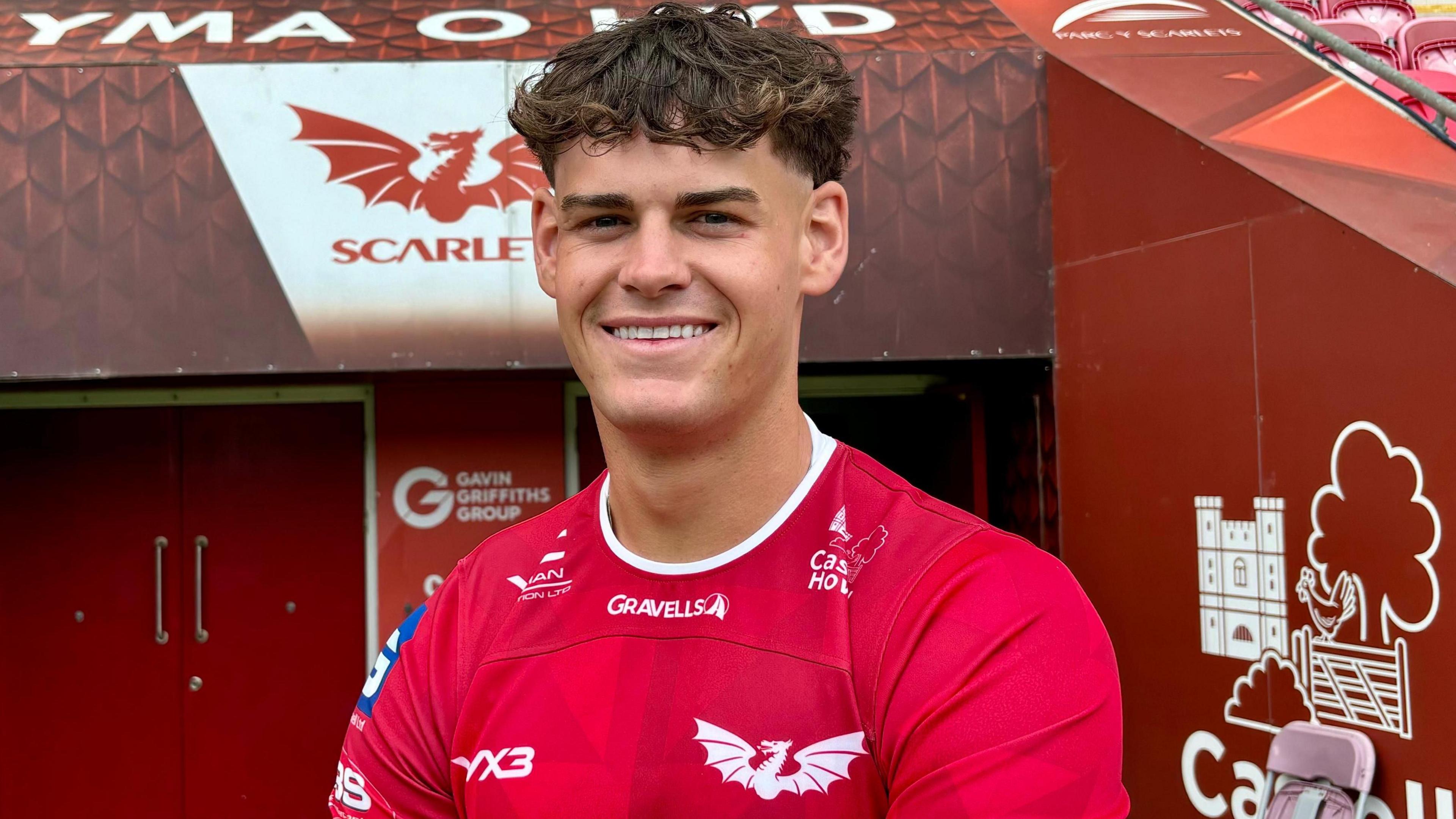 Eddie James in Scarlets kit