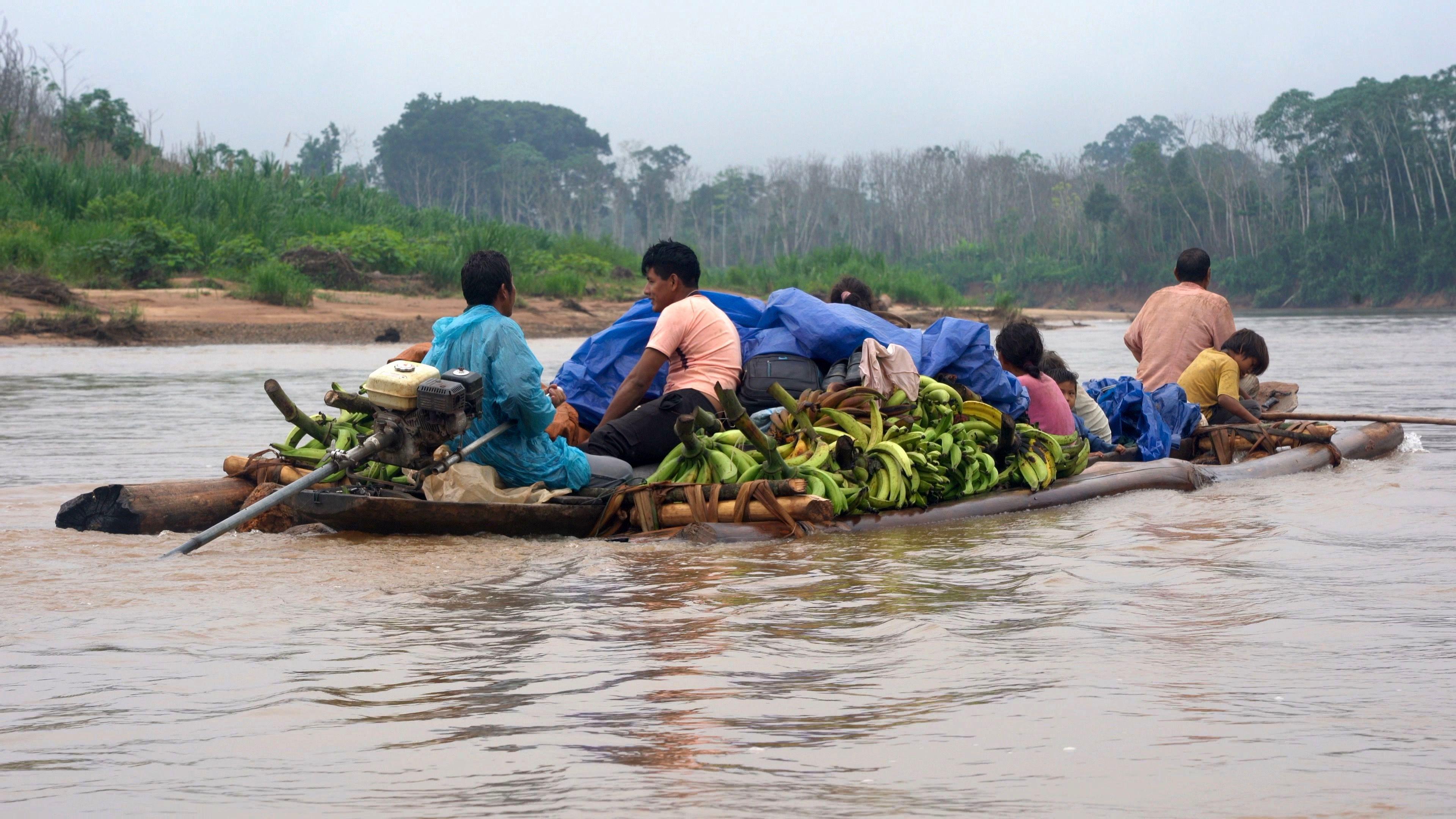 Boat on the river Maniqui, laden with people and plantains