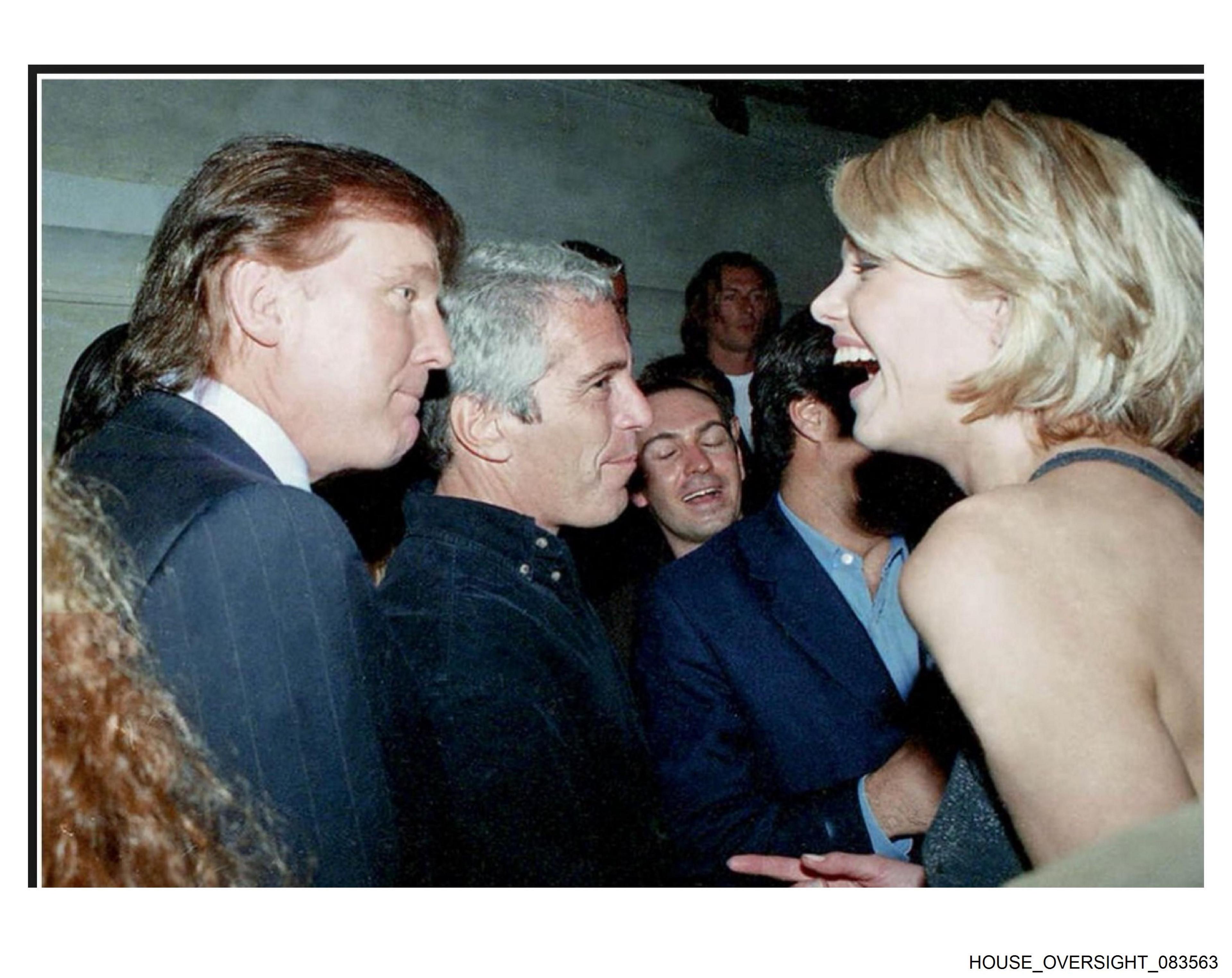 Trump u fotografua pranë Epstein ndërsa fliste me modelen Ingrid Seynhaeve në një festë në vitin 1997.