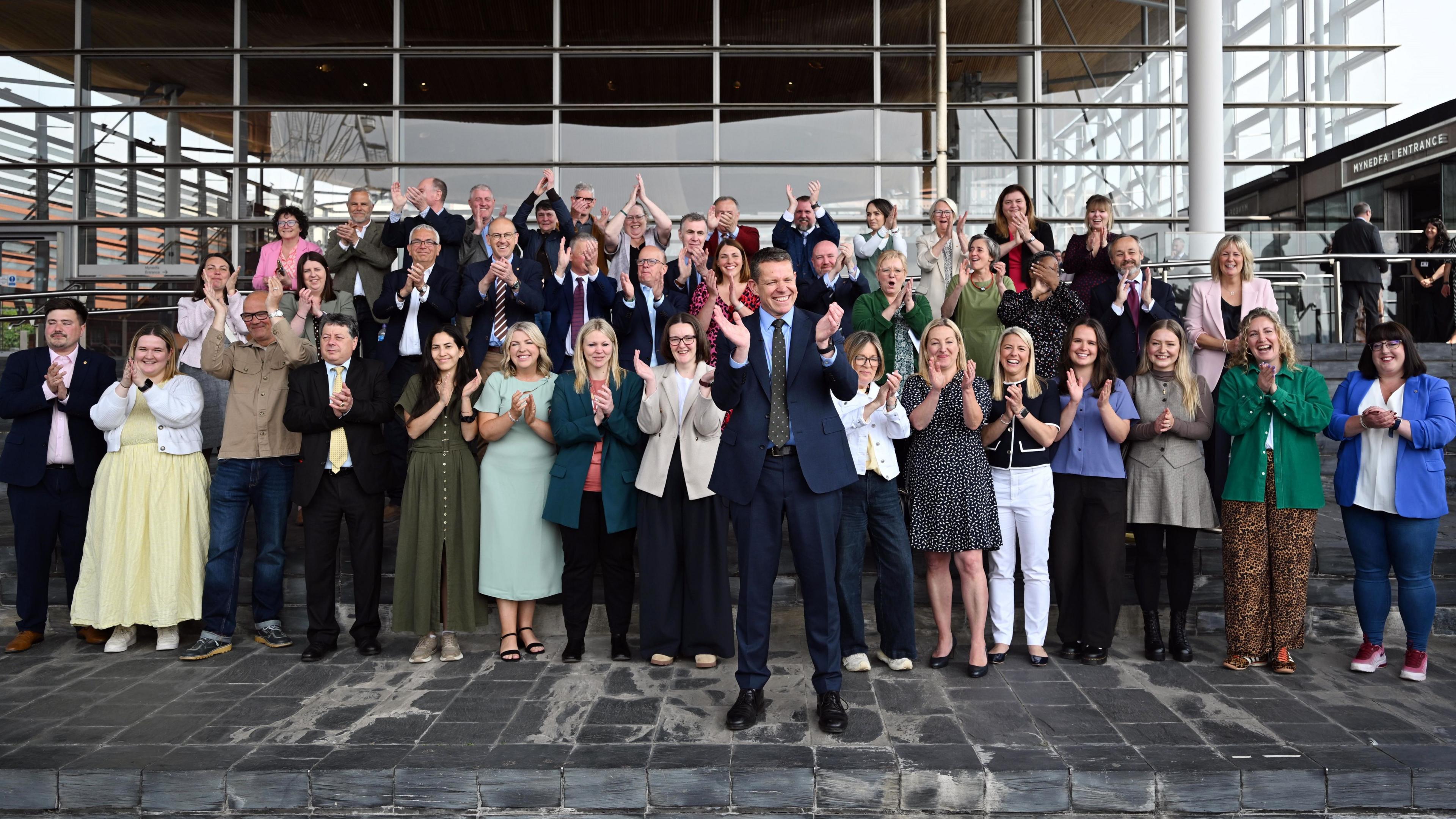 Rhun ap Iorwerth o flaen yr ASau Plaid Cymru