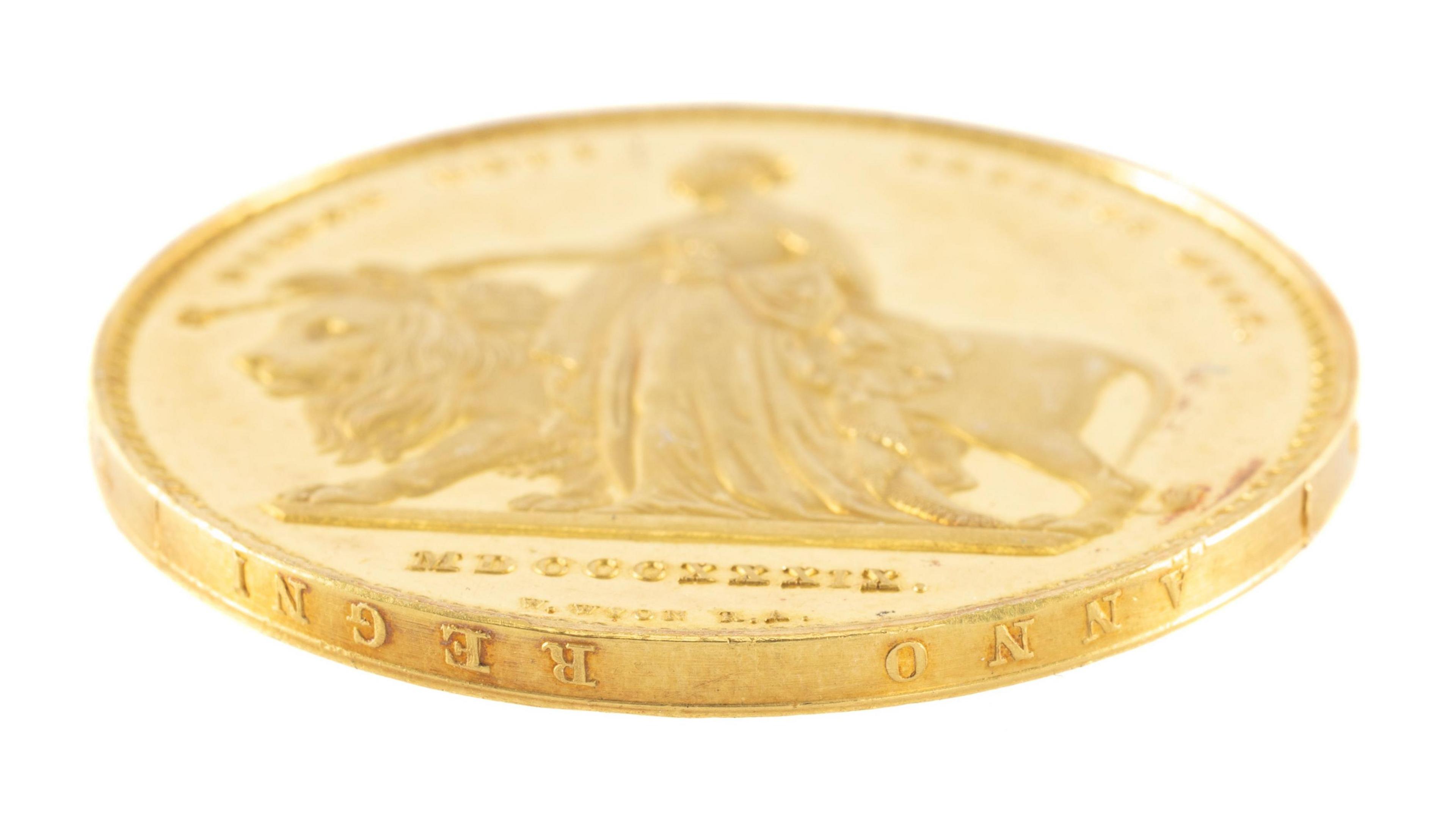 Darn Una and the Lion o'r gwaelod gan ddangos rhan o'i ymyl