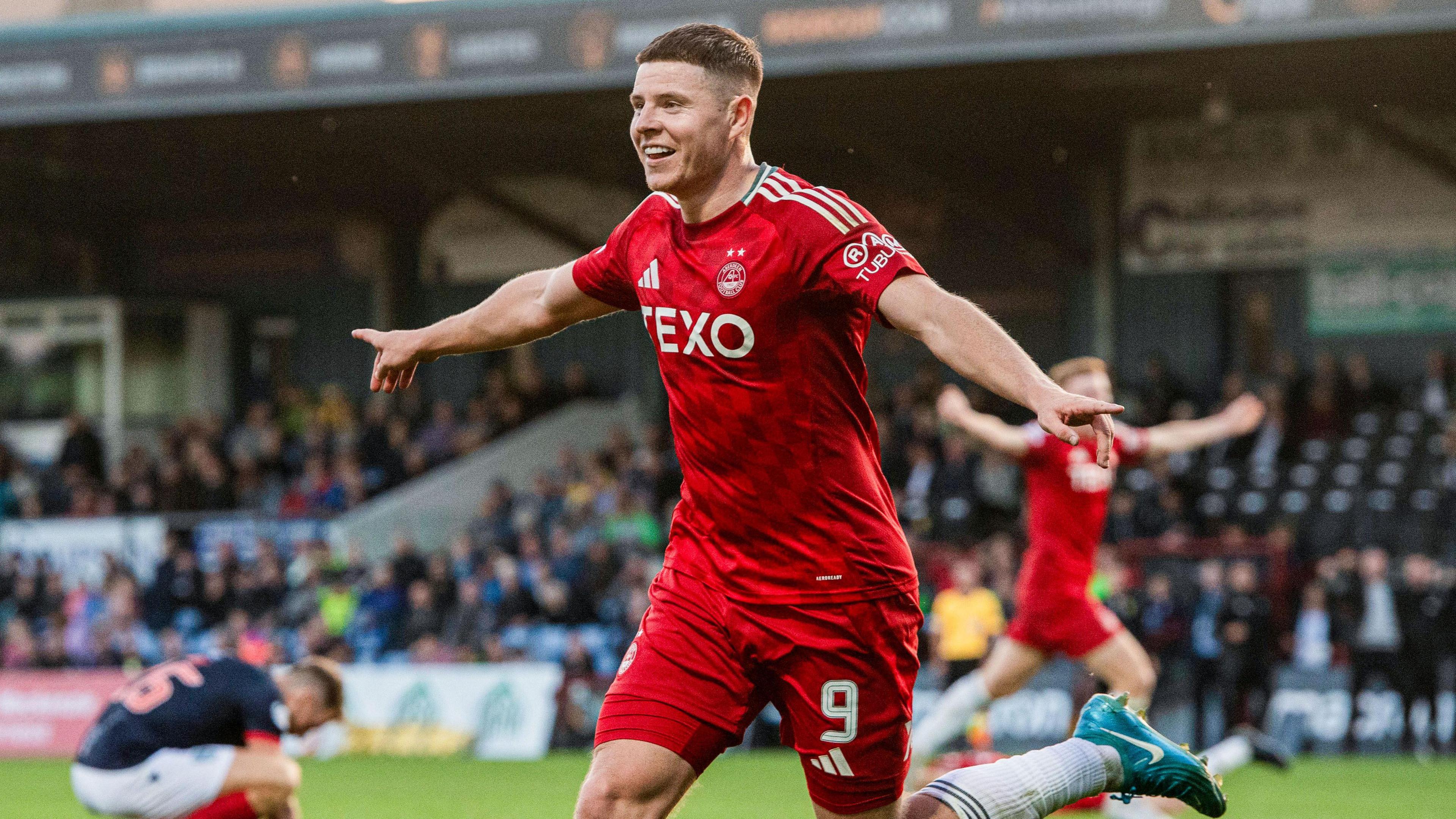 Kevin Nisbet celebrates scoring for Aberdeen