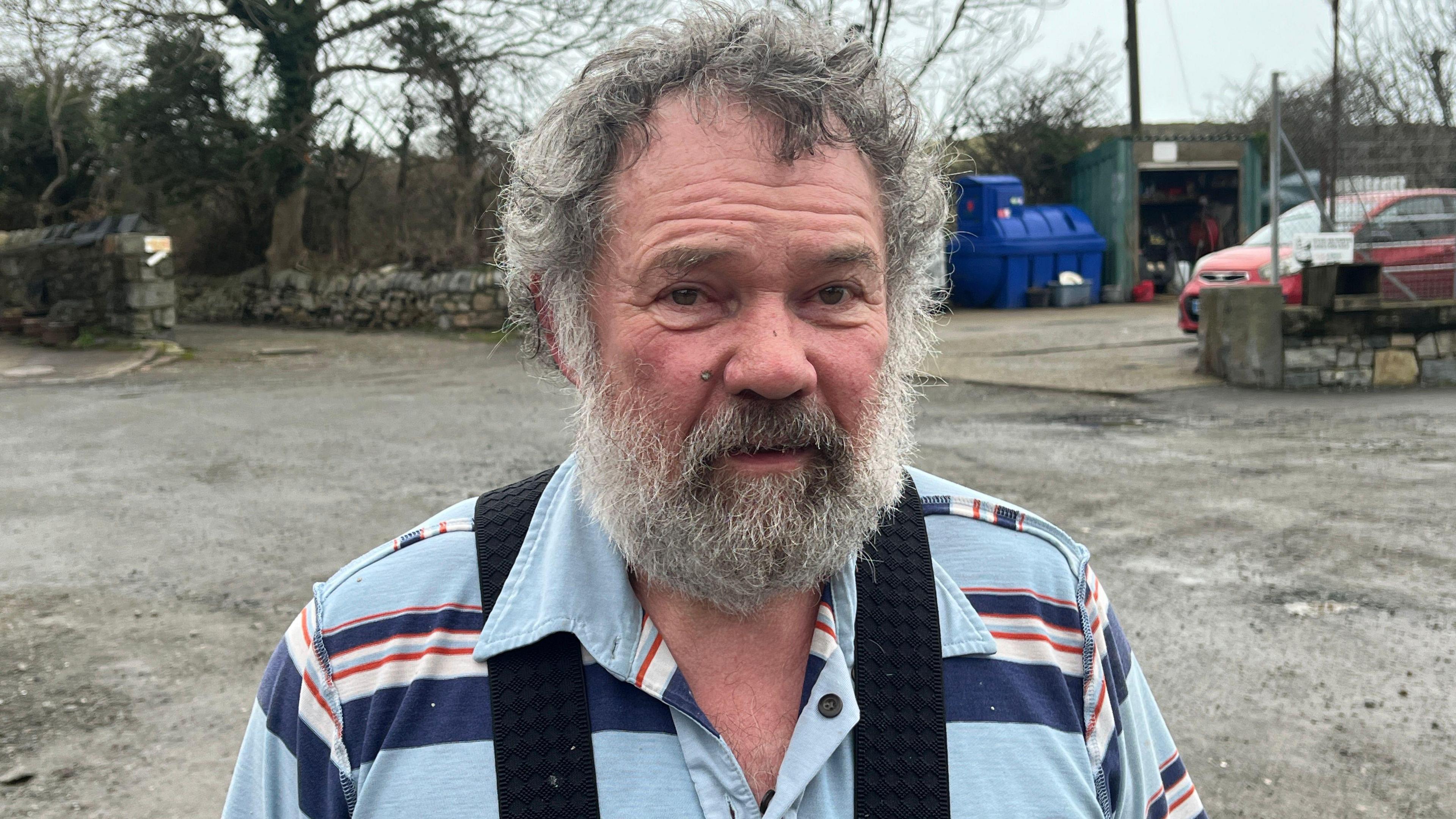 Llun o Llywarch Jones y tu allan