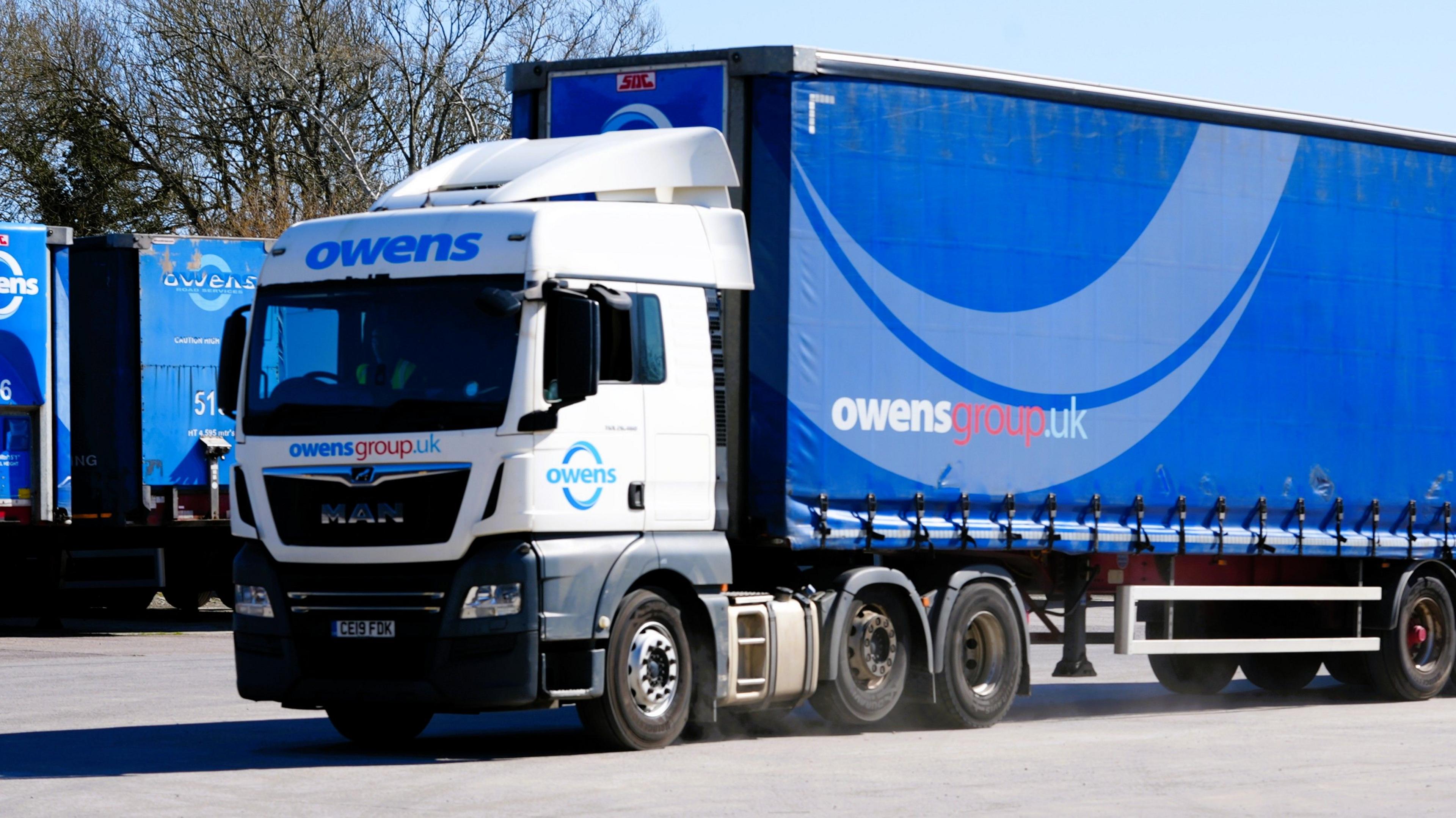 Lori glas a gwyn o gwmni Owens Group