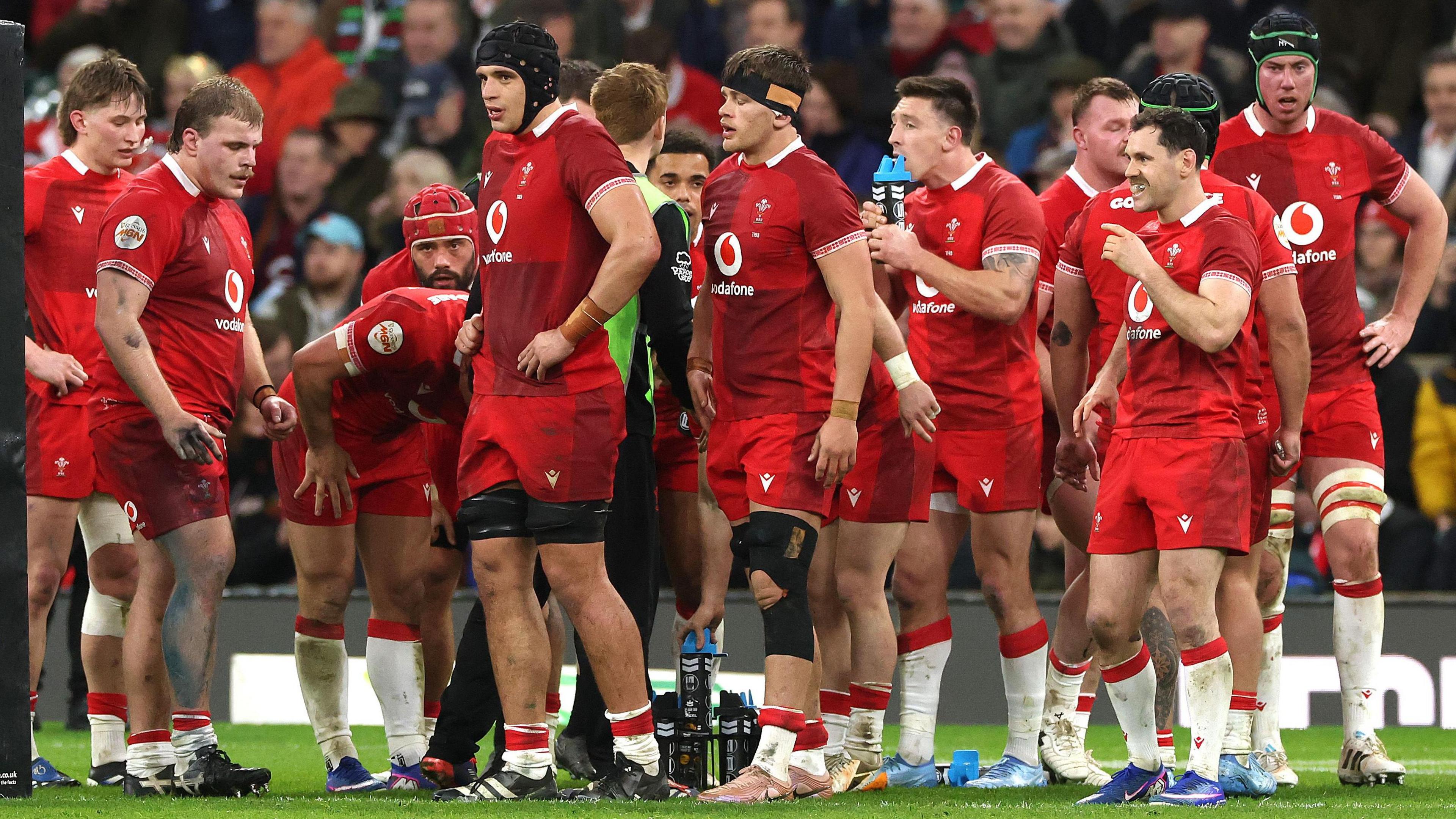 Tîm rygbi Cymru yn ystod colled yn erbyn Lloegr yn y Chwe Gwlad 2026