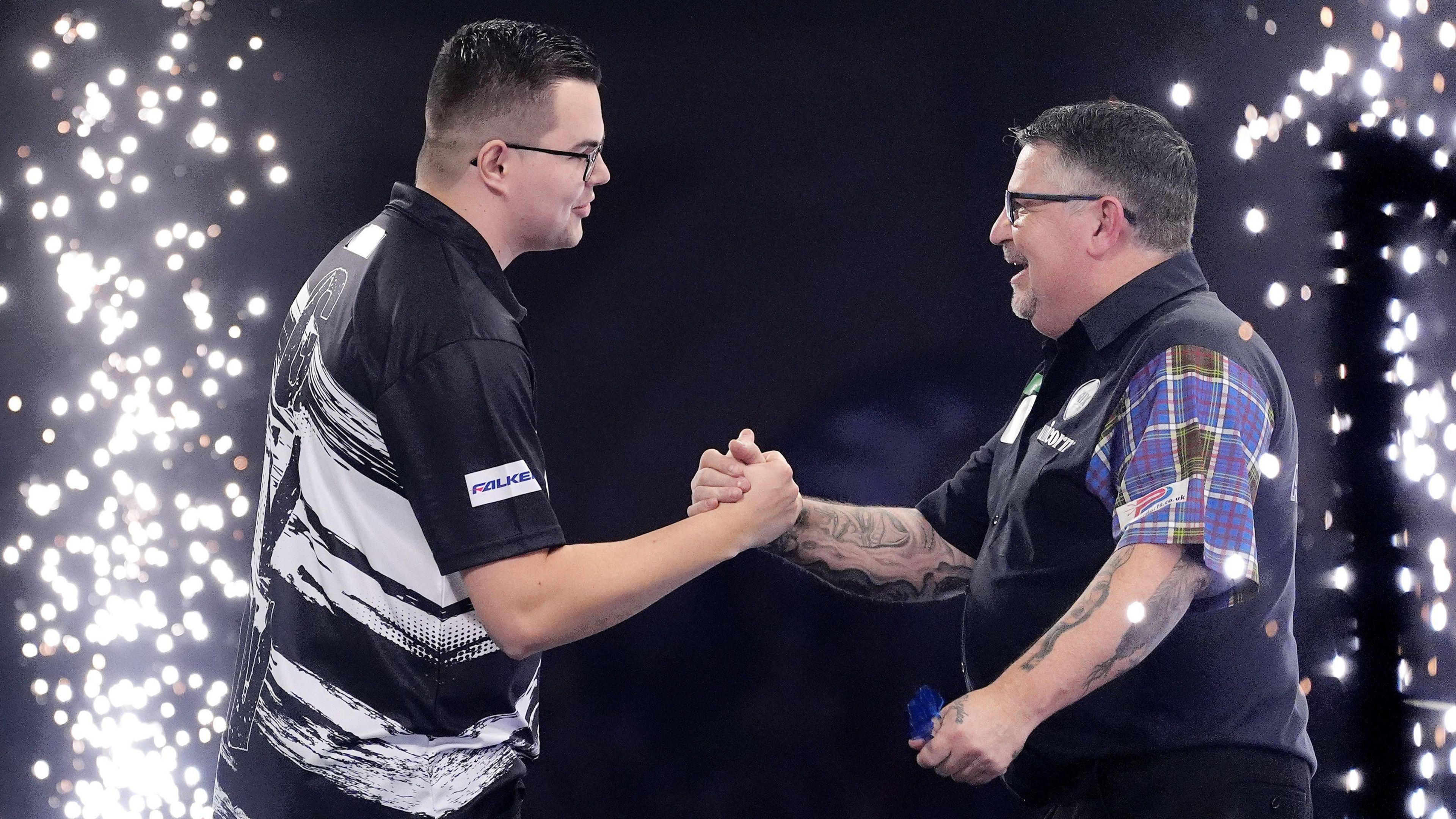 Gian van Veen shakes hands with Gary Anderson