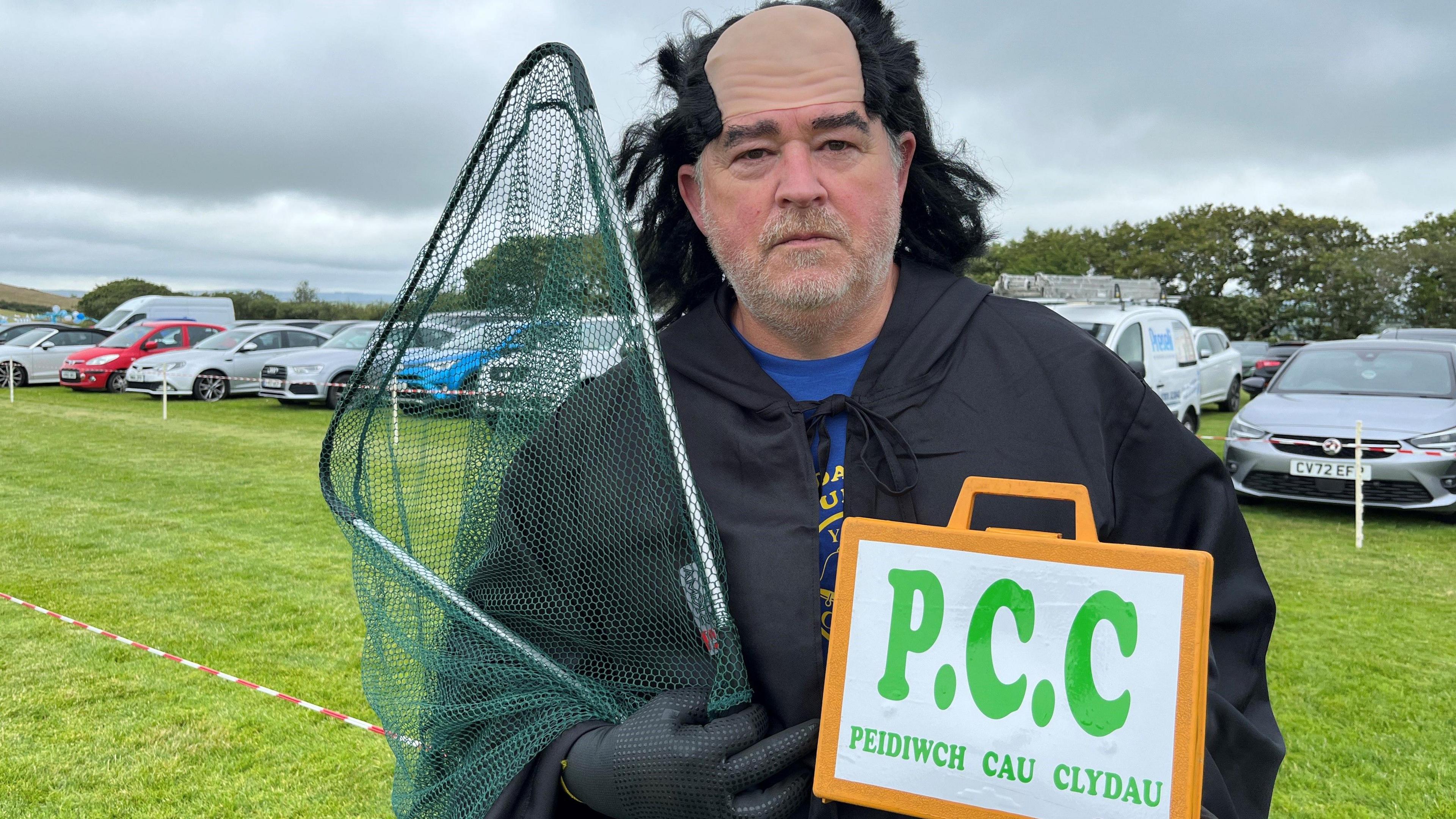Mae Huw Scourfield yn galw ar Gyngor Sir Penfro i beidio cau Ysgol Clydau