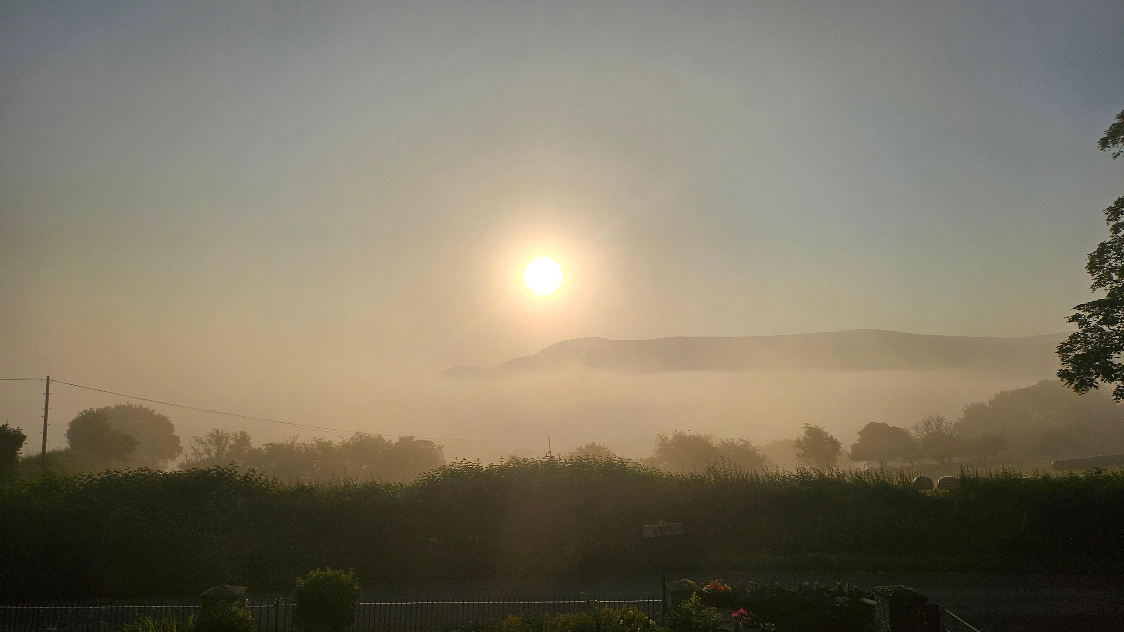 Yr haul yn tywynnu'n Nhalgarth, Powys fore Mawrth
