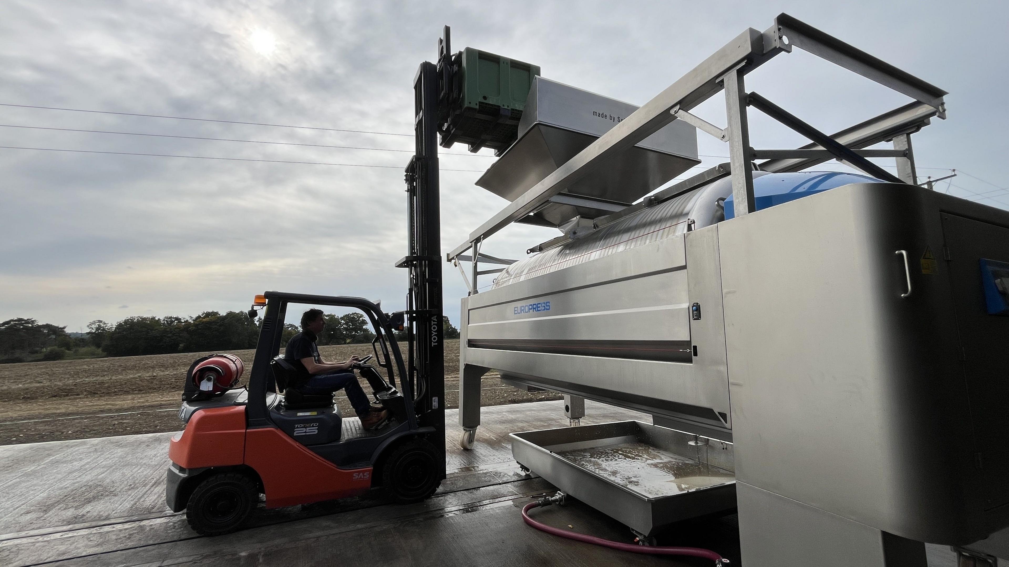 Low loader at a wine press machine