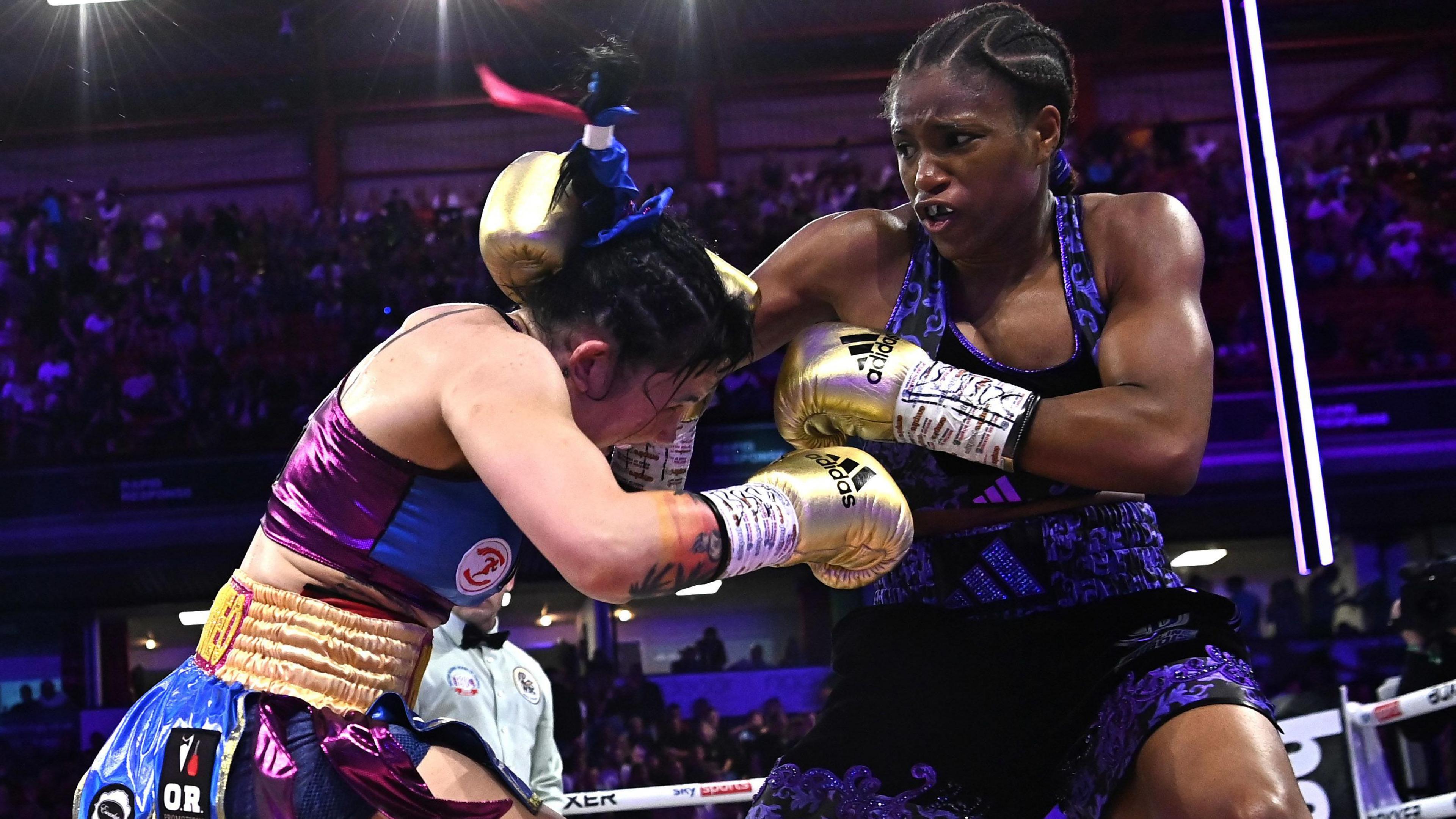 Caroline Dubois throws a punch at Maira Moneo 