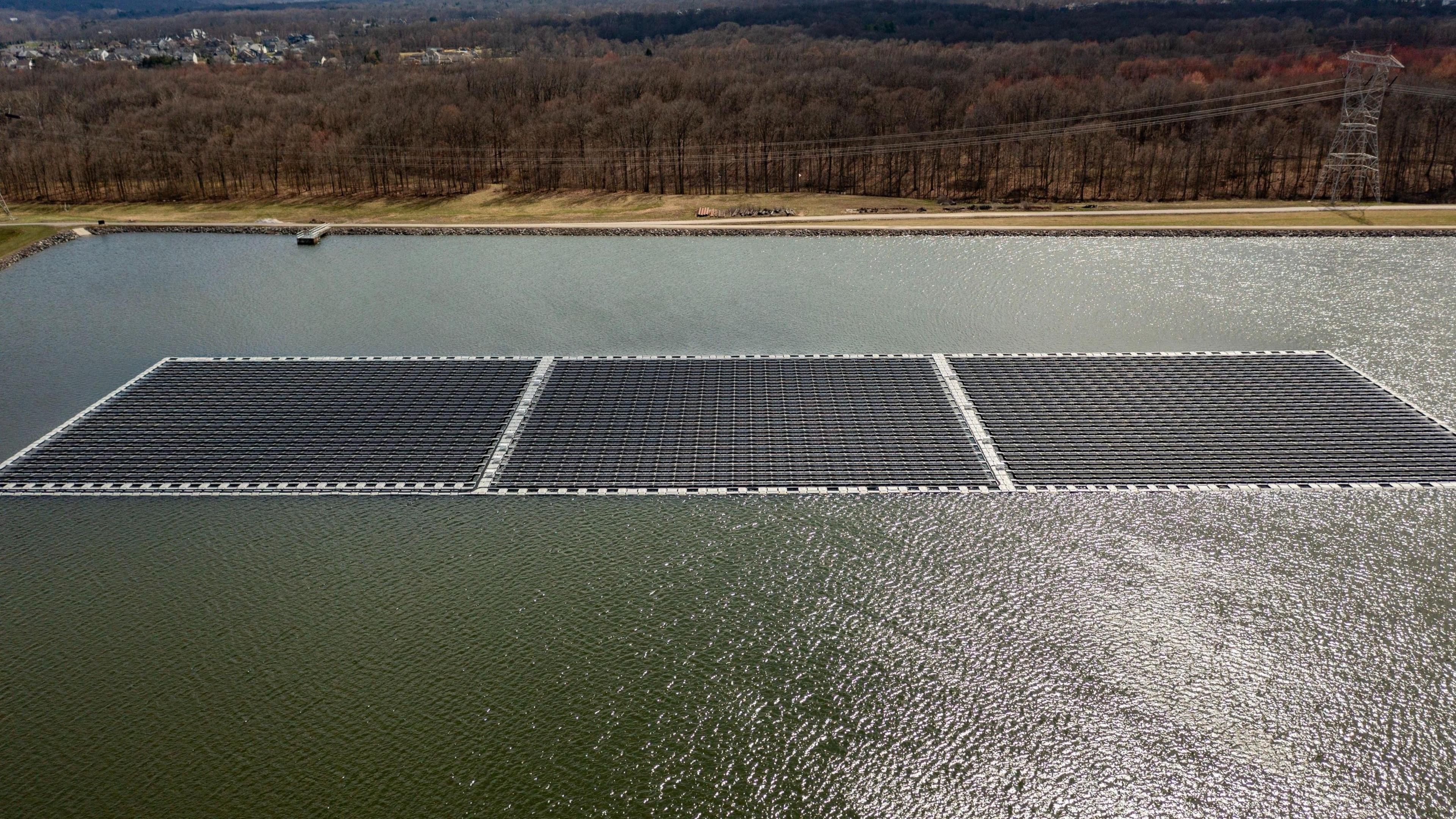 Floating solar panels on a water reservoir of the Del-Co Water Company in Delware, USA. The panels were installed by Ciel & Terre, a French company that has built 300 floating solar projects around the world.