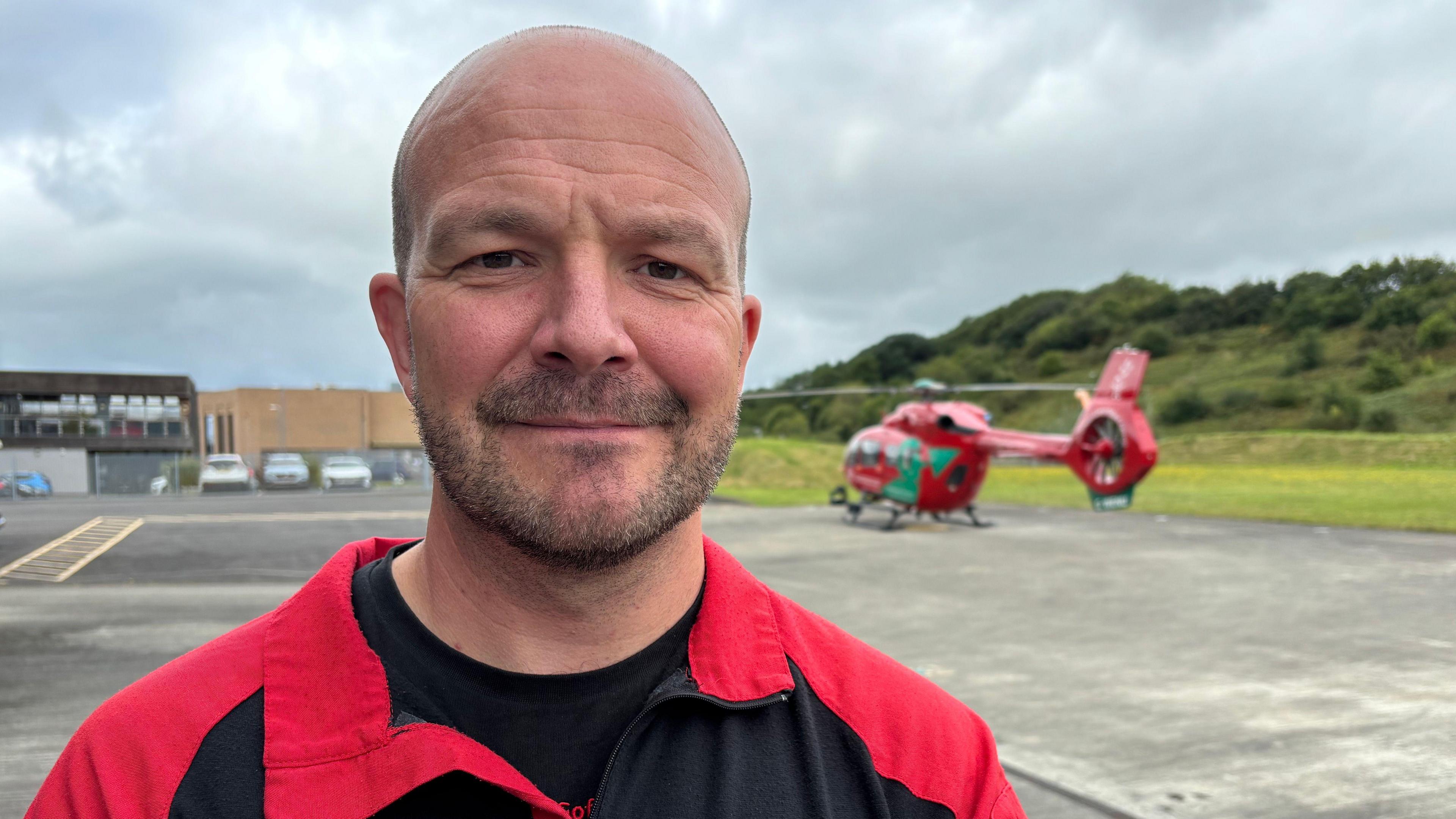 Derwyn Jones ar safle y gwasanaeth yn Nafen