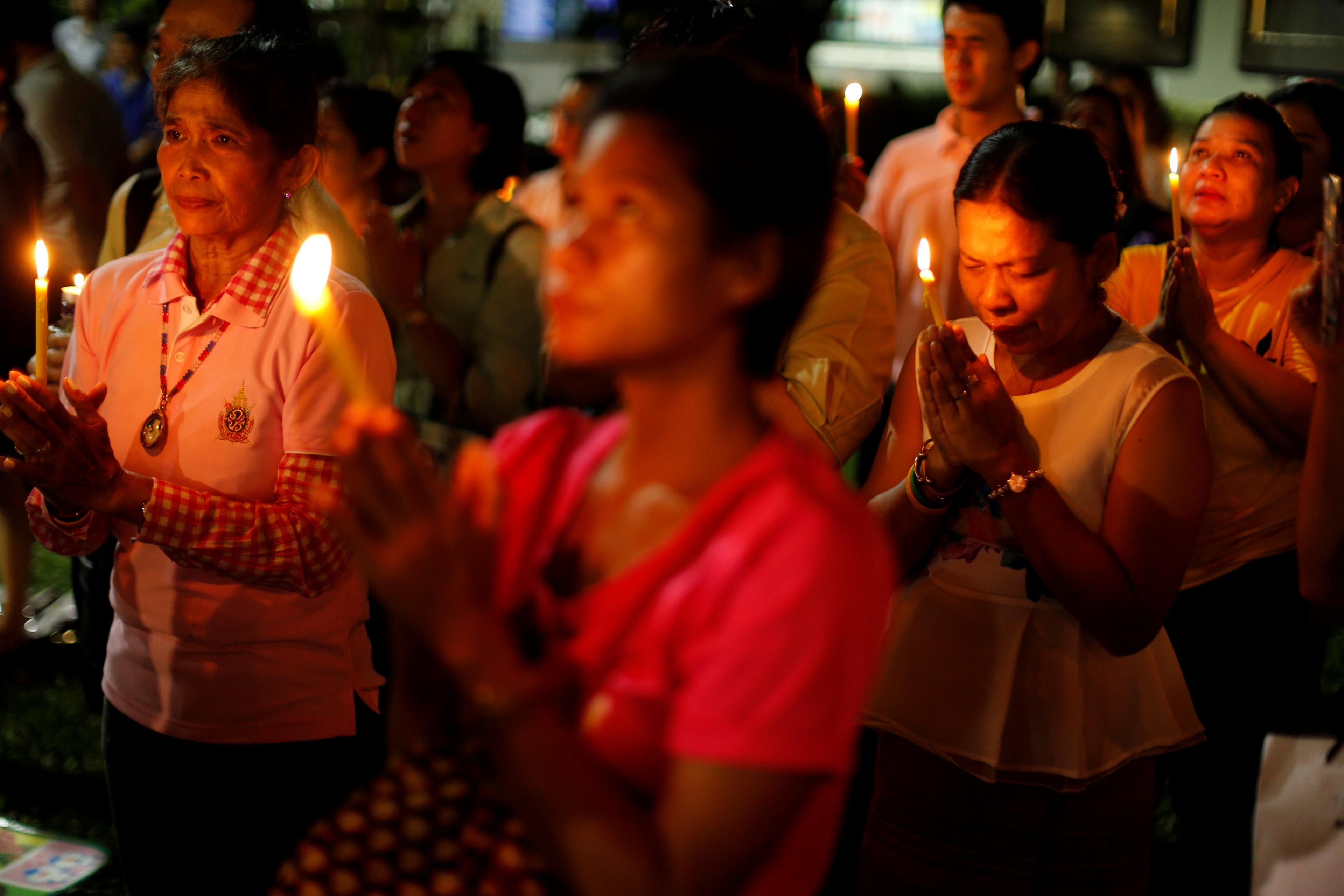 People mourn after an announcement that Thailand's King Bhumibol Adulyadej has died, at the Siriraj hospital in Bangkok, Thailand 13 October 2016.