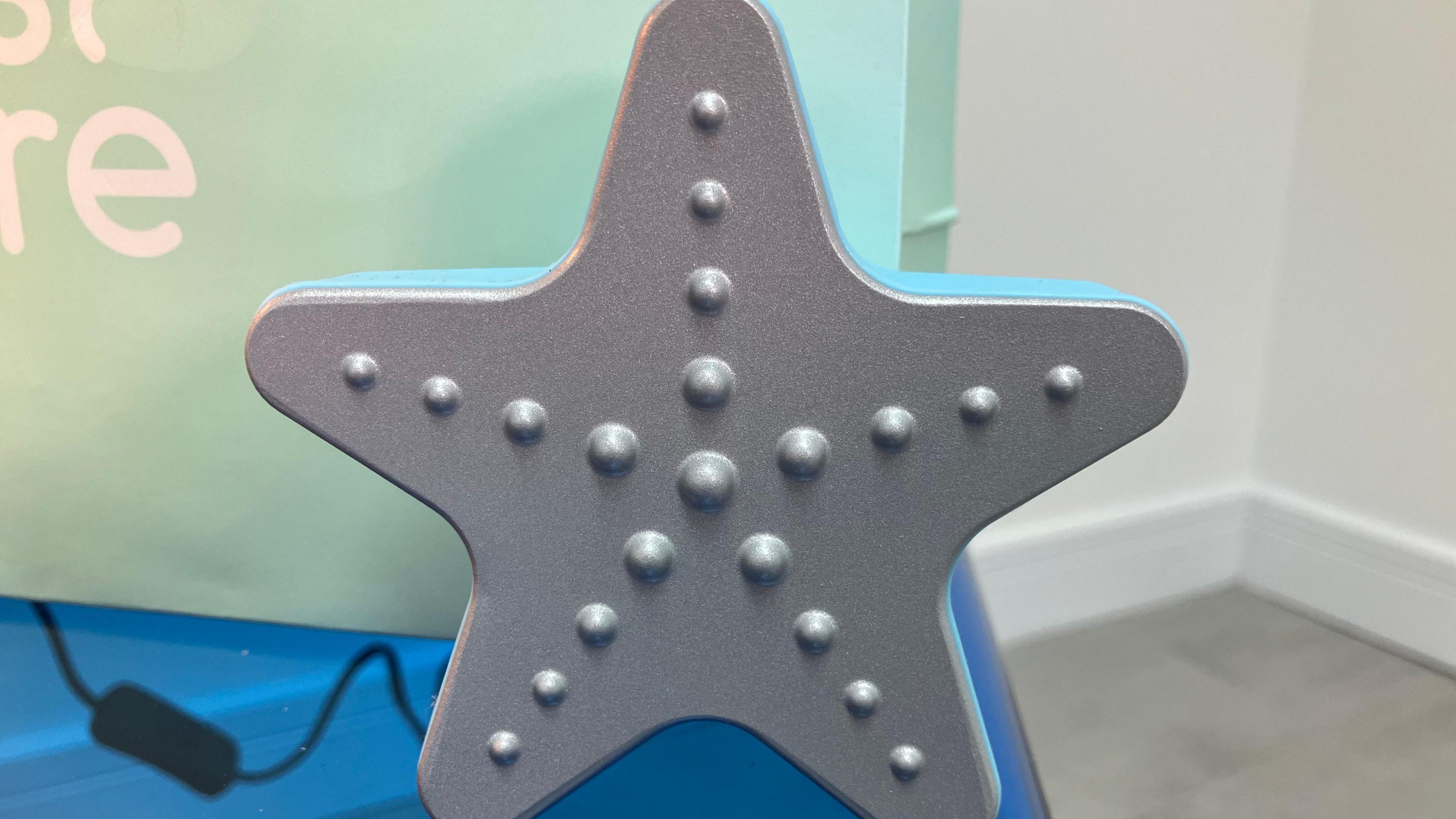 Y Scratch Star, tecyn siap serenfôr wedi ei wneud o fetal gydag arwynebedd sy'n dalpiog.