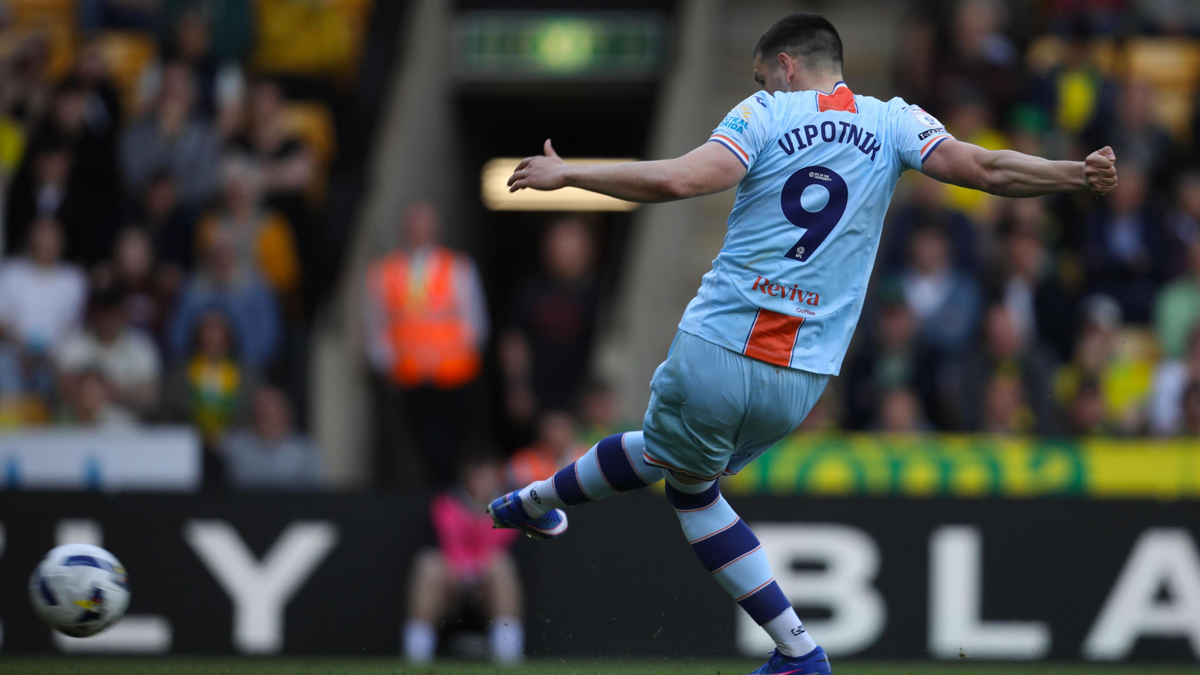 Zan Vipotnik scores from the spot 