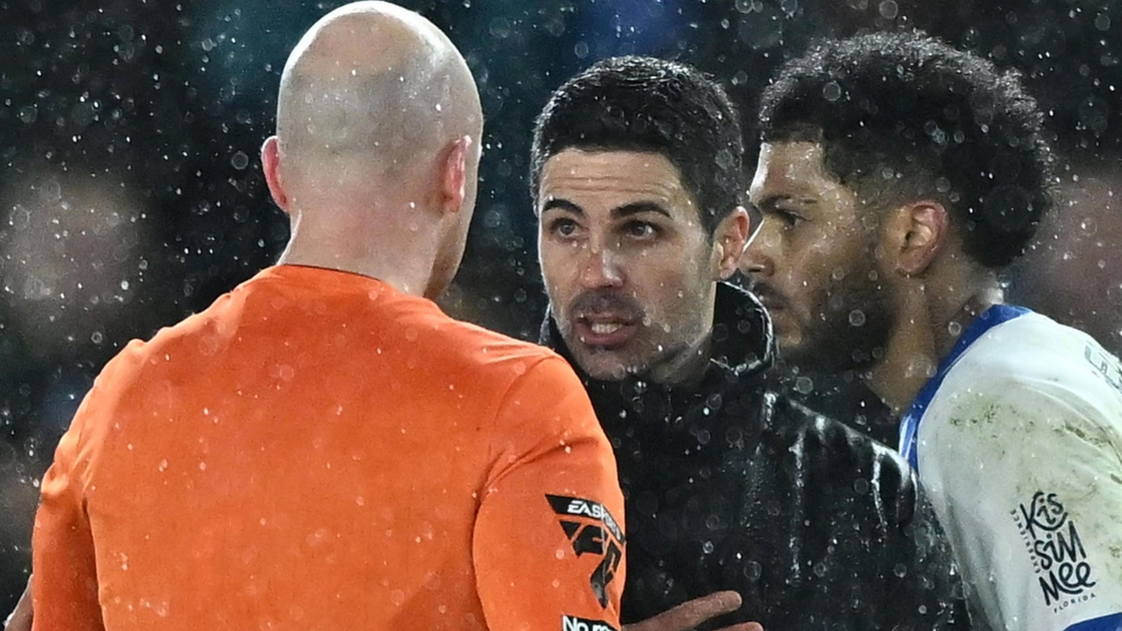 Arsenal manager Mikel Arteta speaks to referee Anthony Taylor