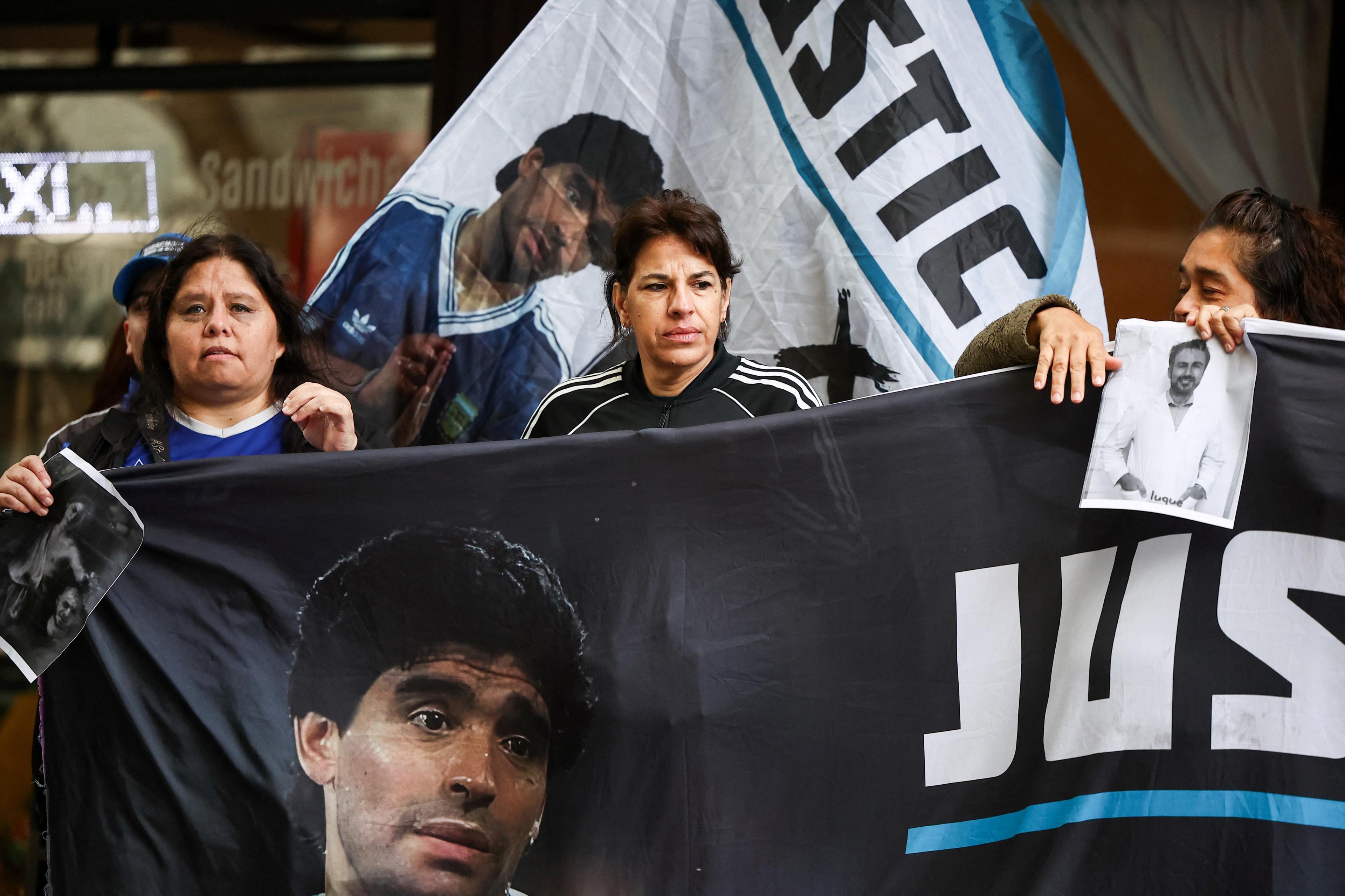 Fans stand outside the court in Buenos Aires, holding a banner.