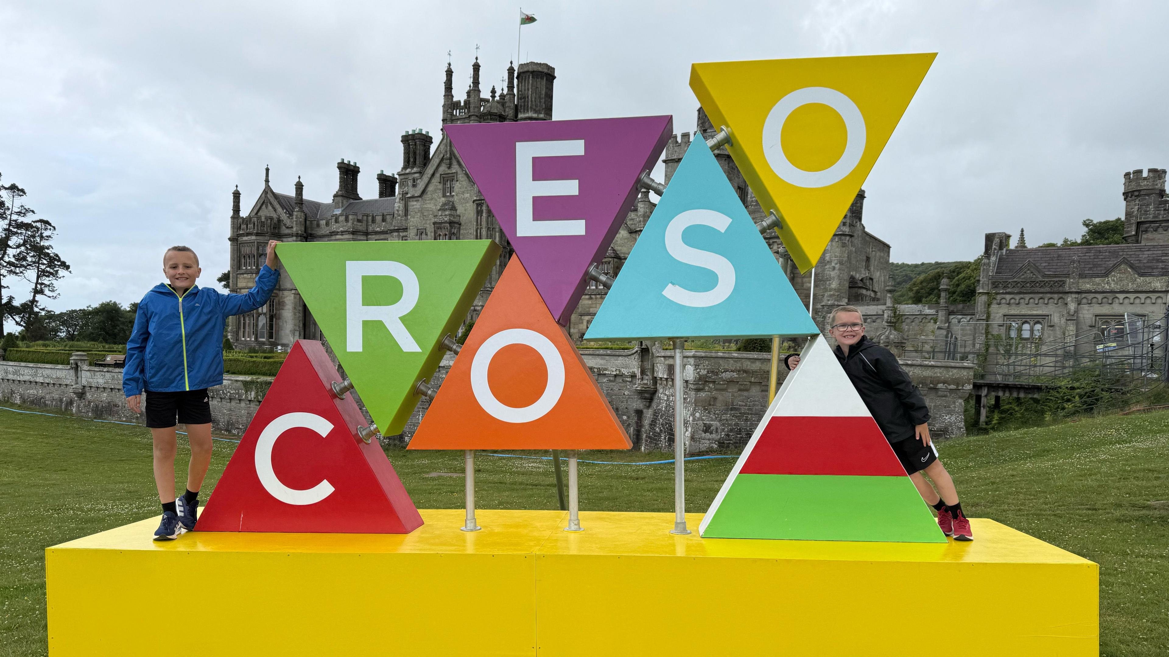 Deio a Brynmor wrth yr arwydd croeso