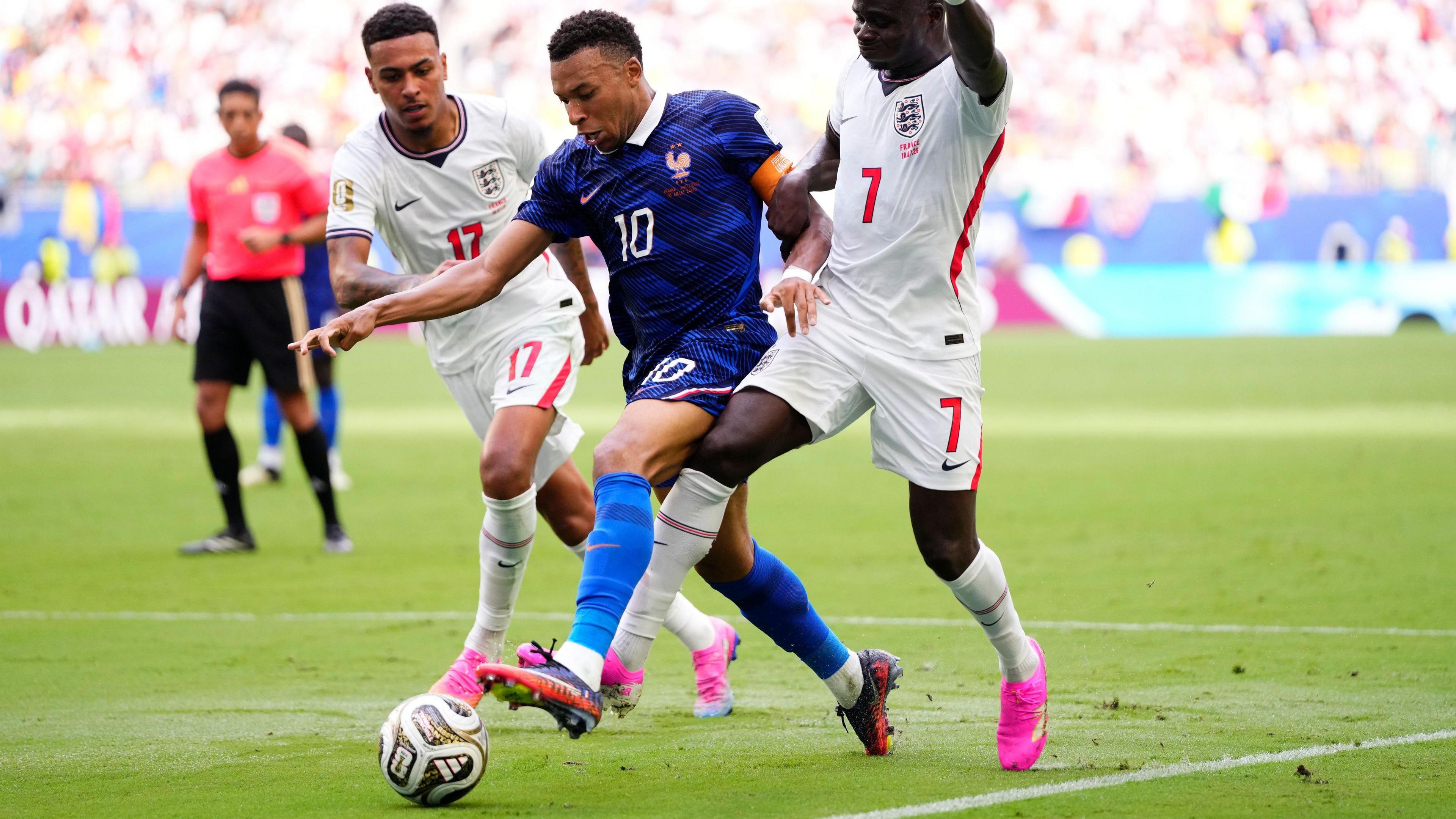 Mbappe fights for the ball with Rodgers and Saka