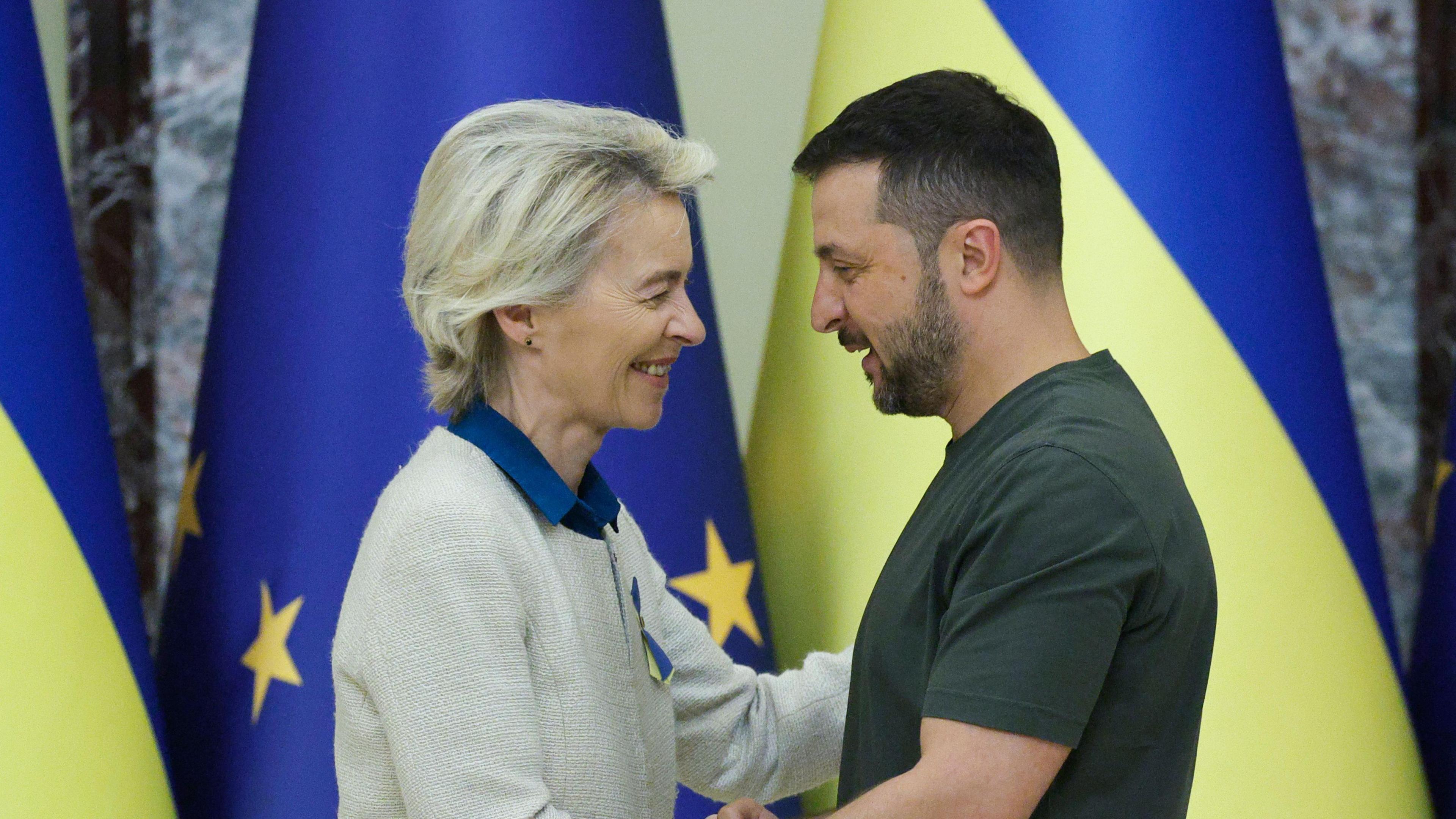 Ukrainian President Volodymyr Zelensky (R) and European Commission President Ursula Von der Leyen (L) shake hands during their joint press conference in Kyiv, Ukraine, 20 September 2024.