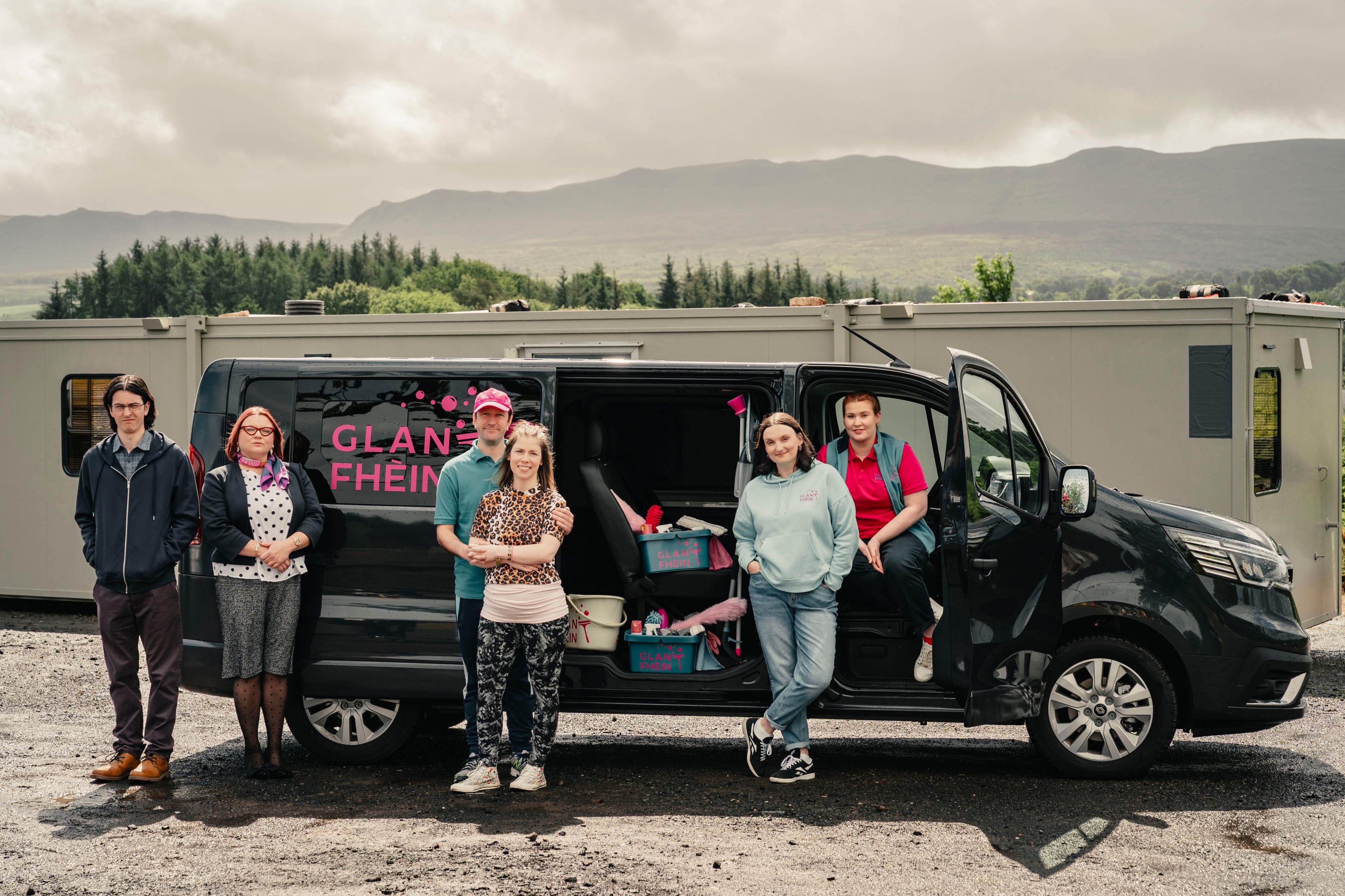 Caractaran Glan Fhèin le bhana na companaidh