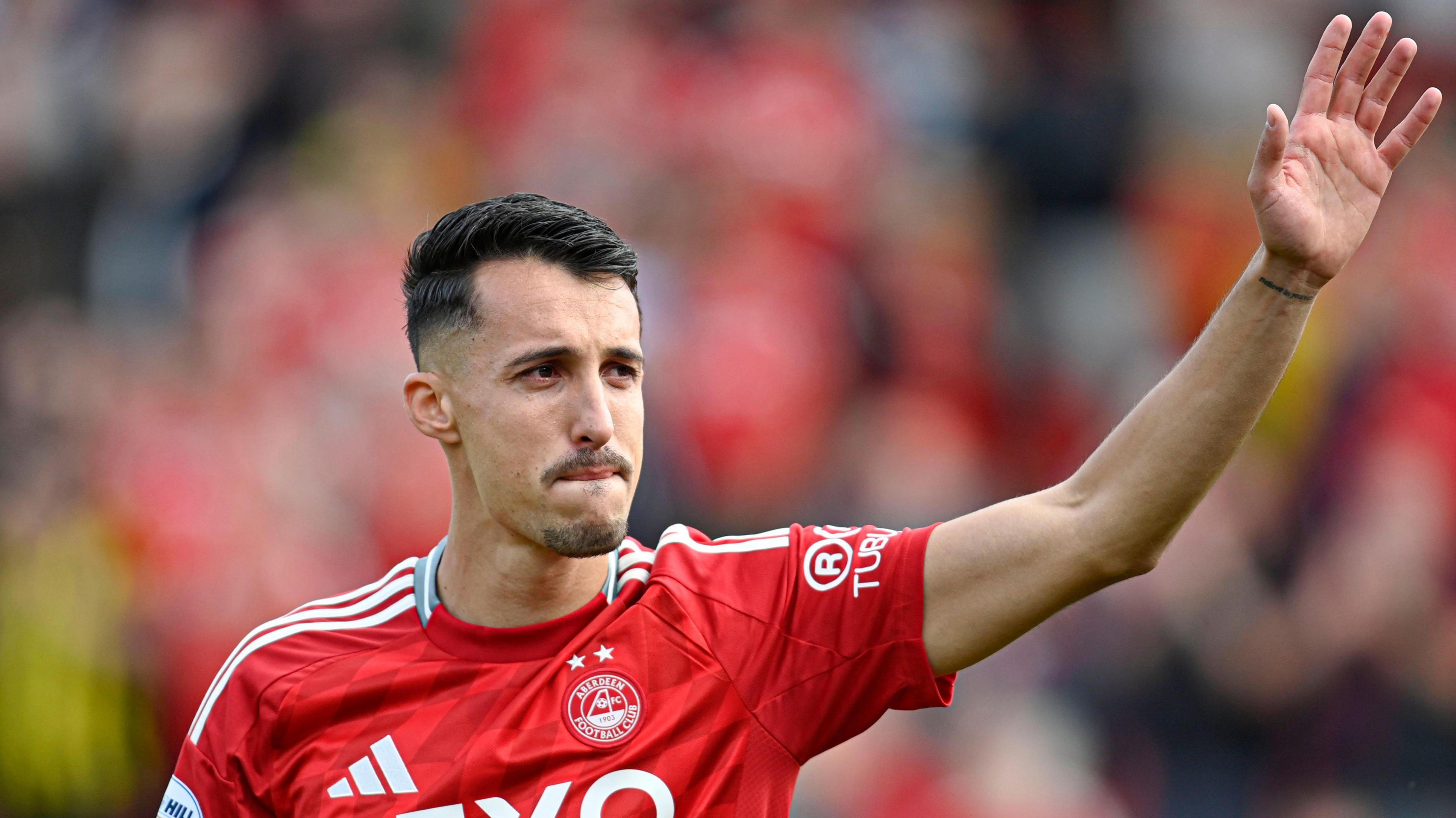 Bojan Miovski waves to Aberdeen fans