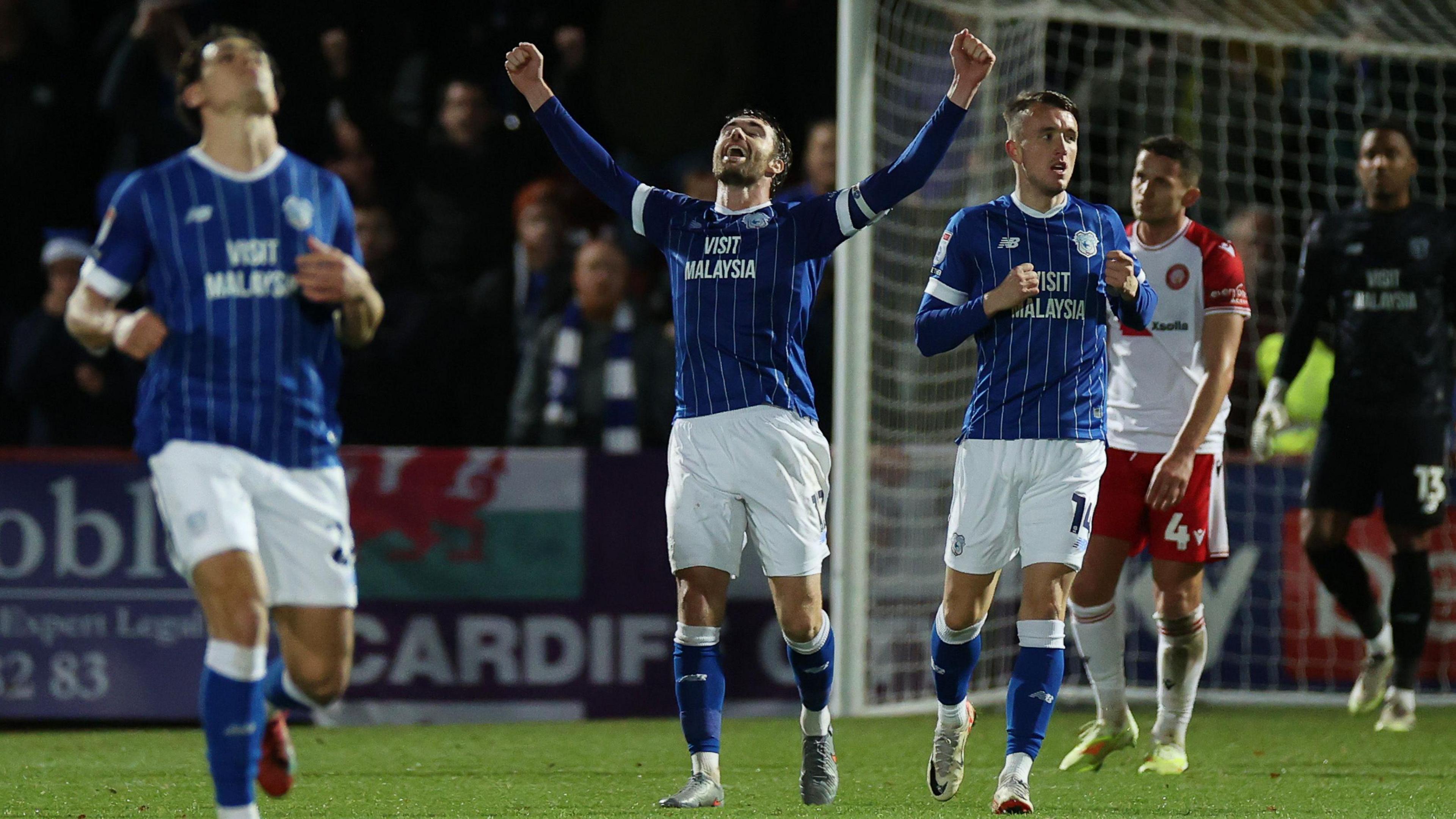 Calum Chambers lidera las celebraciones tras la victoria de Cardiff en Stevenage