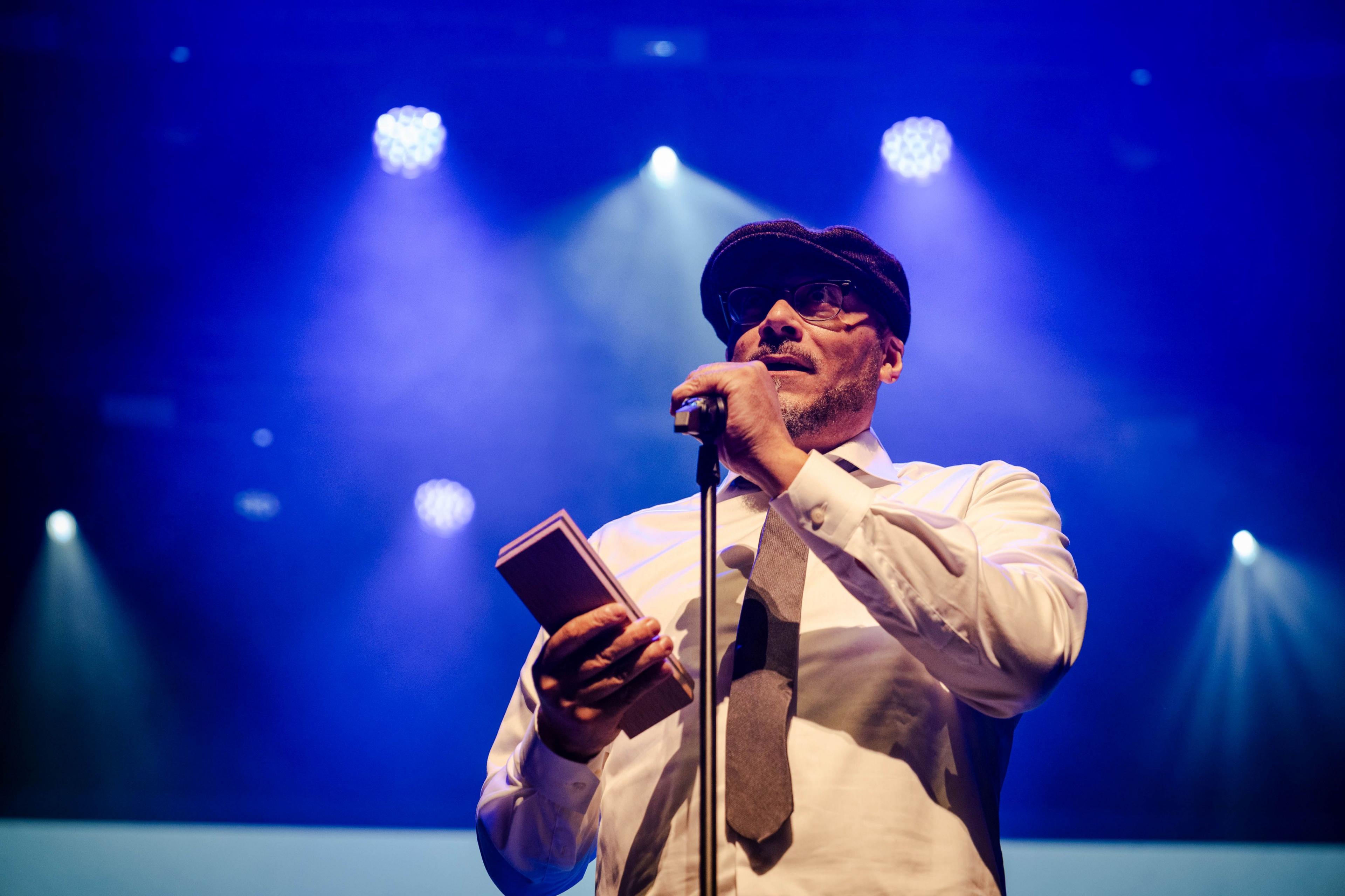 Eric Martin speaking on stage after receiving his award