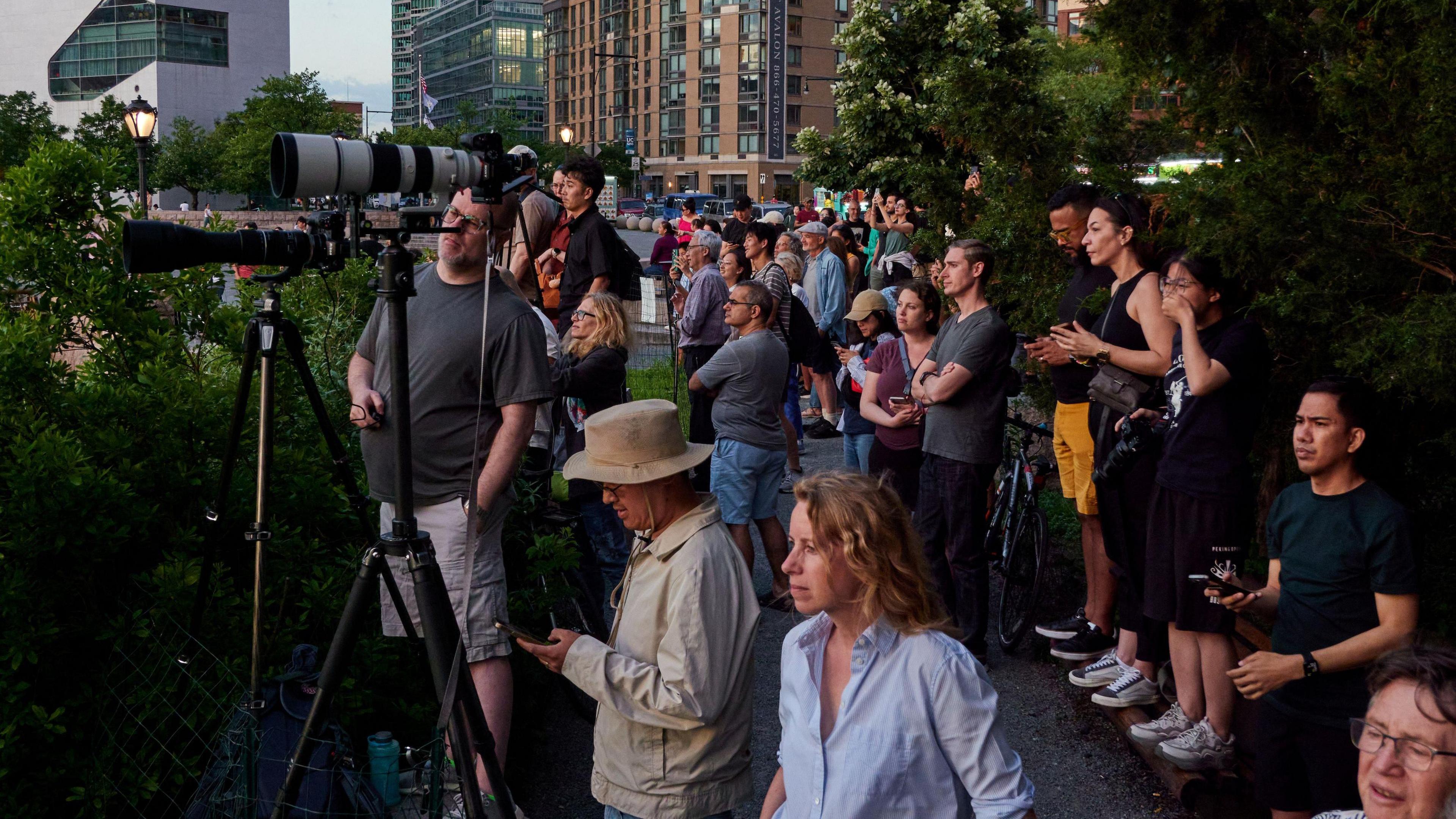 people waiting to photograph manhattanhenge sunset in New York