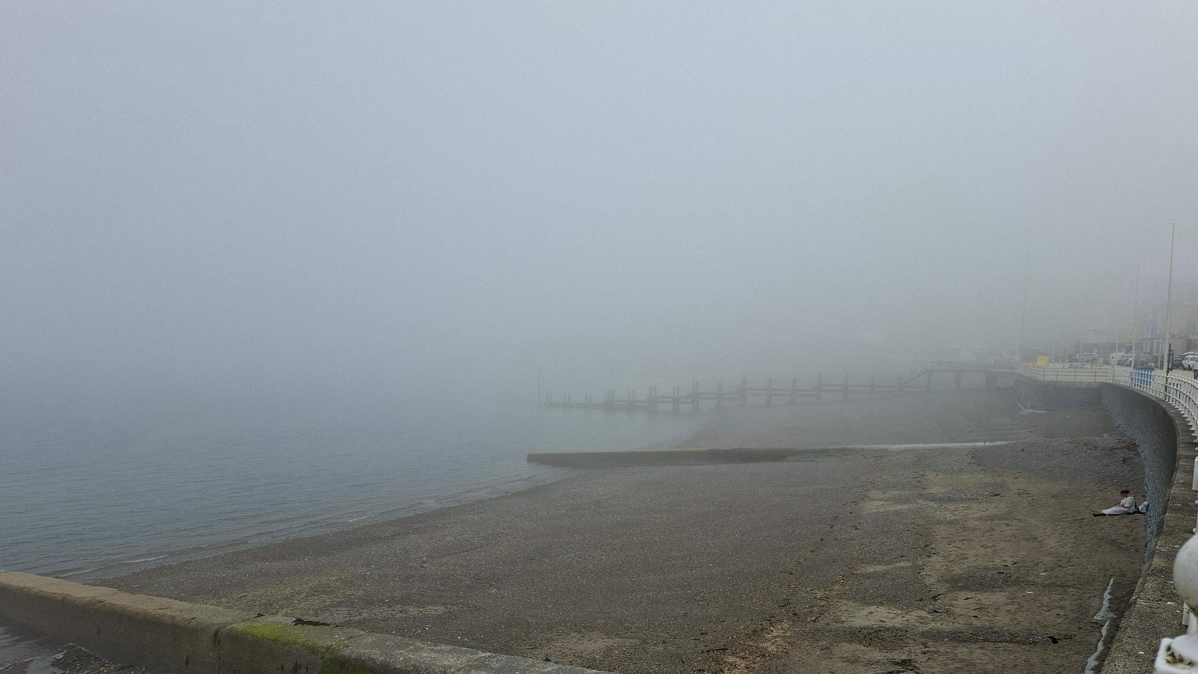 Niwl ar y prom yn Aberystwyth
