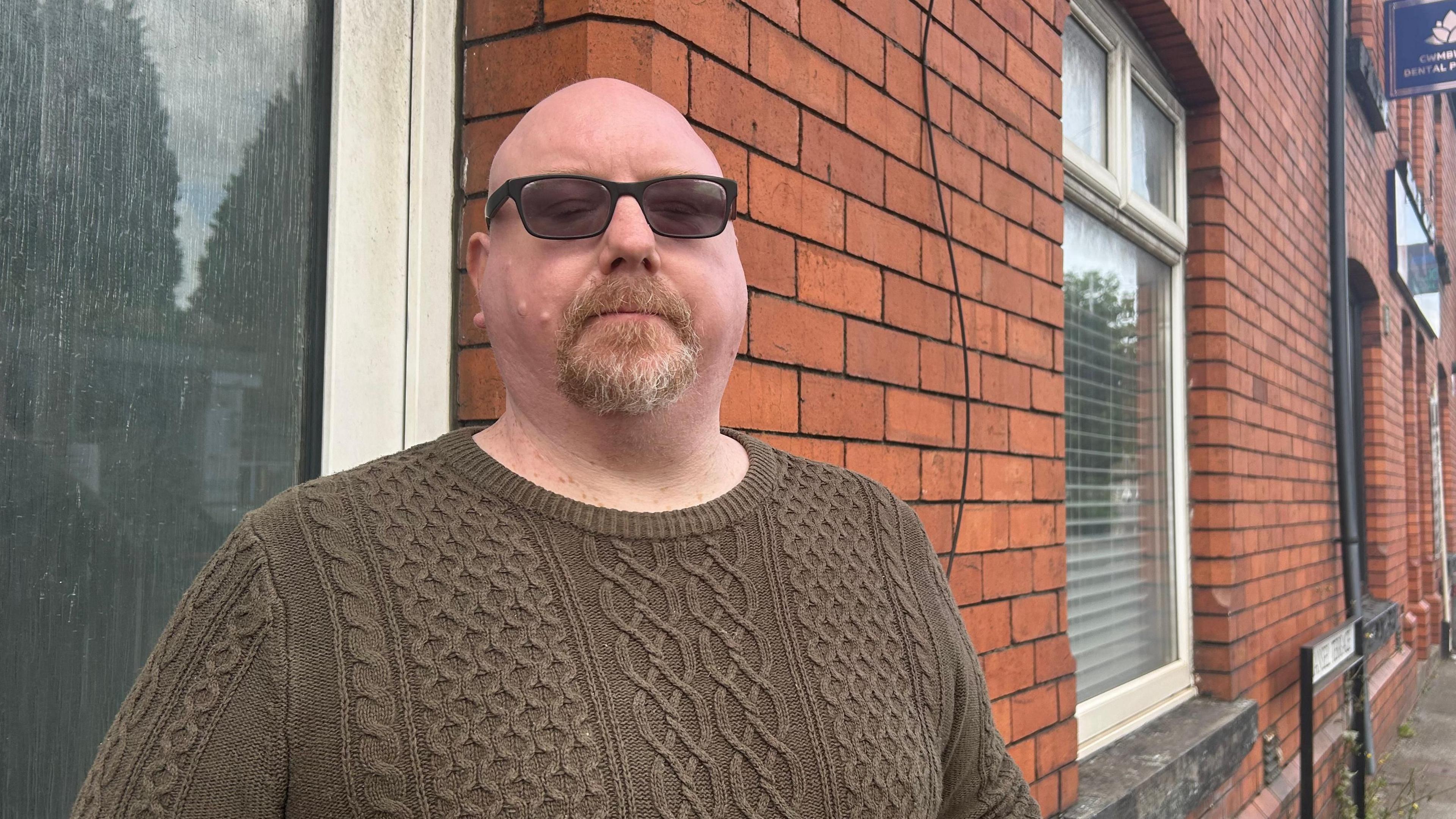 Mae Nigel Davies wedi byw yn ei gartref oddi ar gylchfan Cwmbwrla ers 30 mlynedd. 