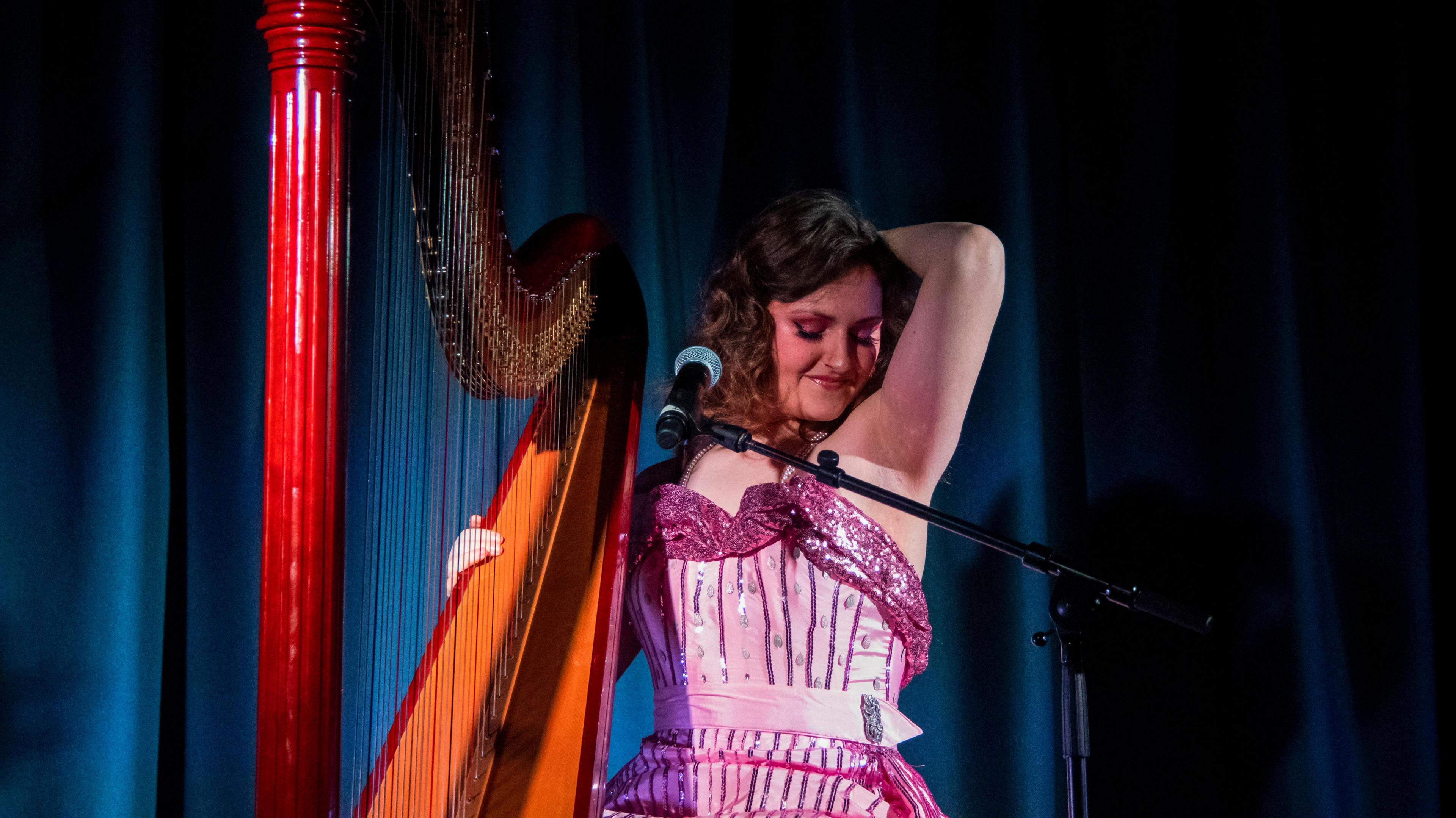 Sam Hickman mewn gwisg binc