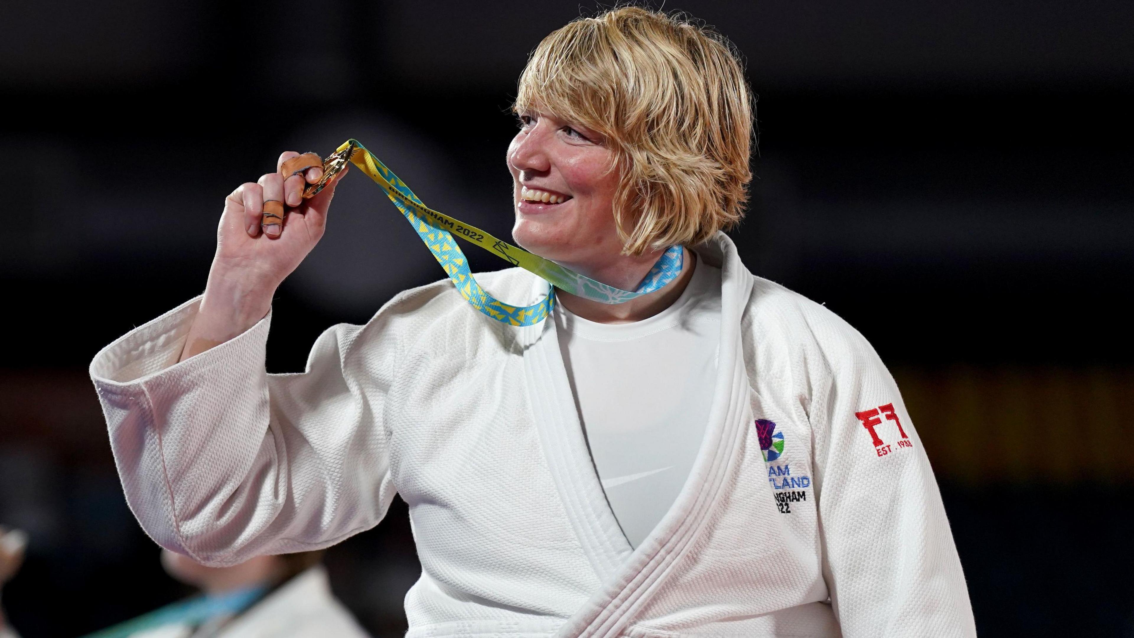 Sarah Adlington with her gold medal in Birmingham in 2022