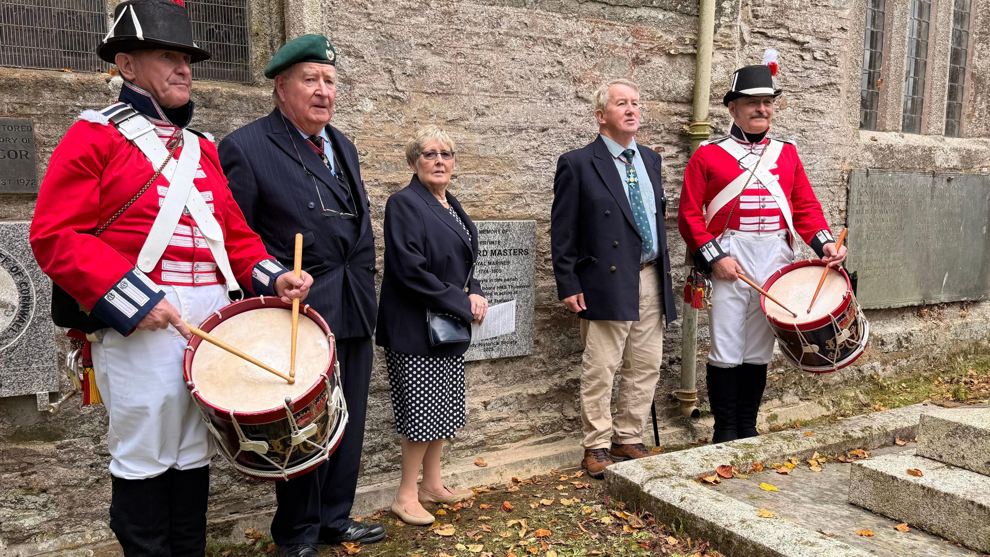 Two members of the Plymouth Maritime Corps of Drums with (L-R) Colonel Ian Moore CBE RM (Ret), a lady who is the 5x great-niece of Private Richard Masters RM, and Commodore Jamie Miller CBE DL RN (Ret).