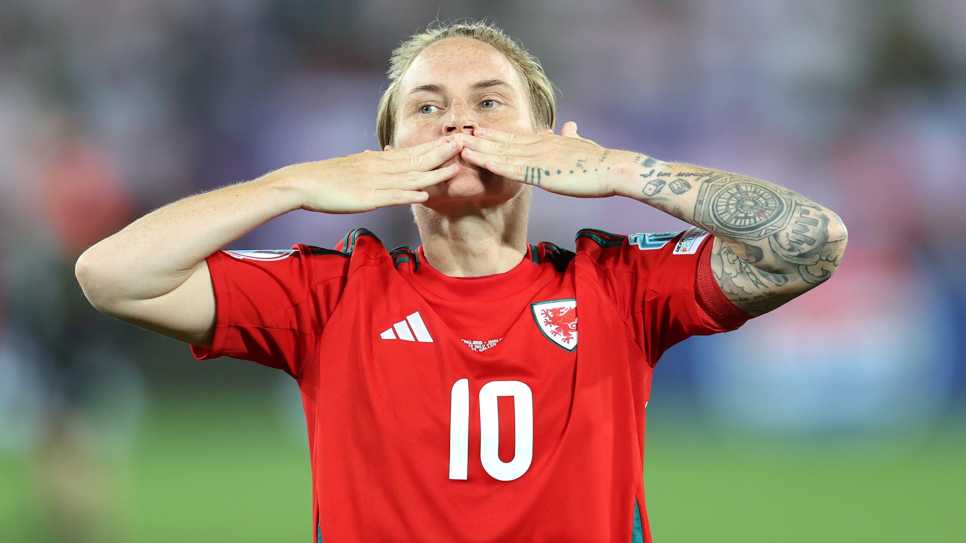 Fishlock yn erbyn Lloegr yn Euro 2025