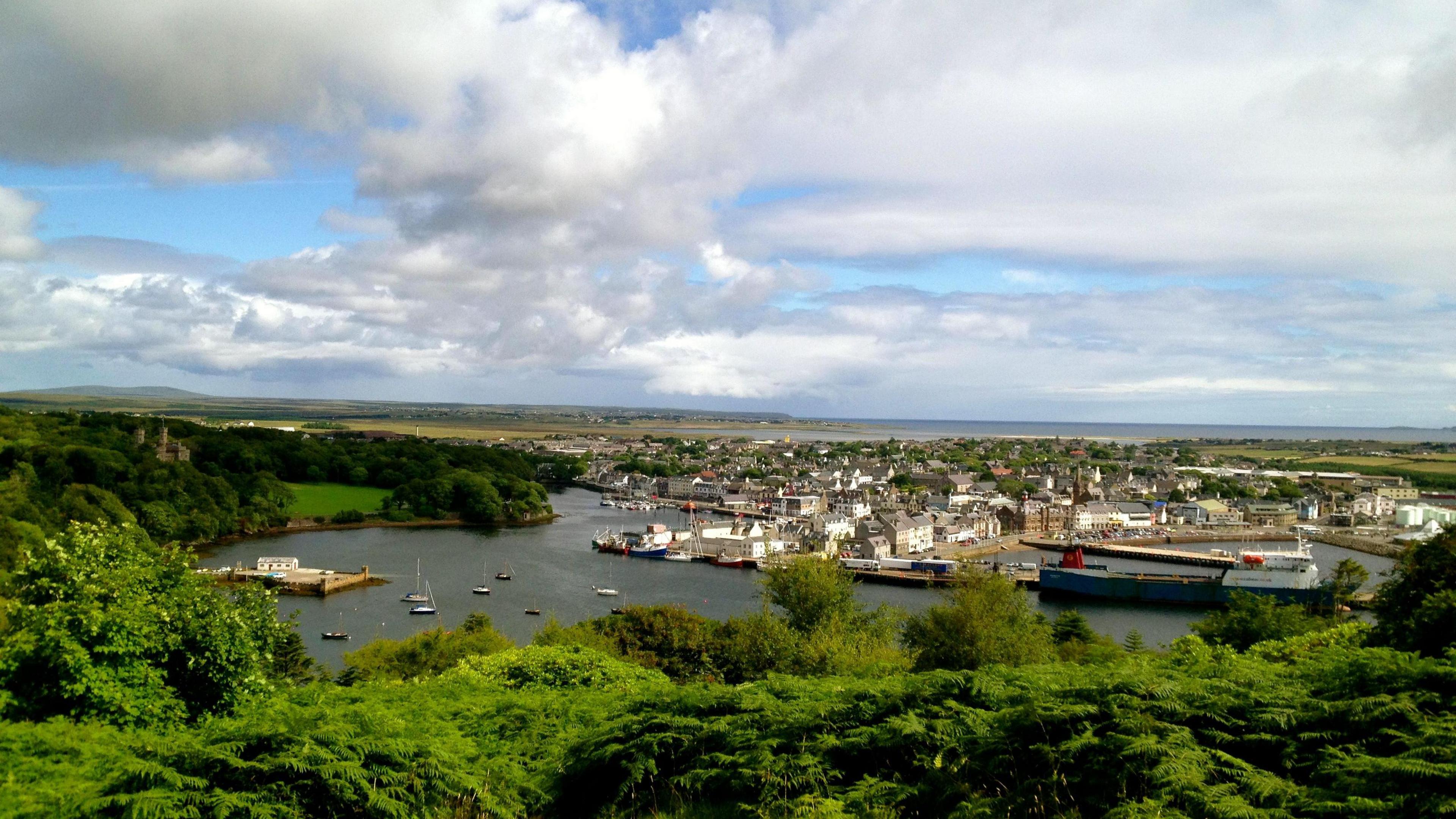 Baile Steòrnabhaigh bho Chnoc na Croiche