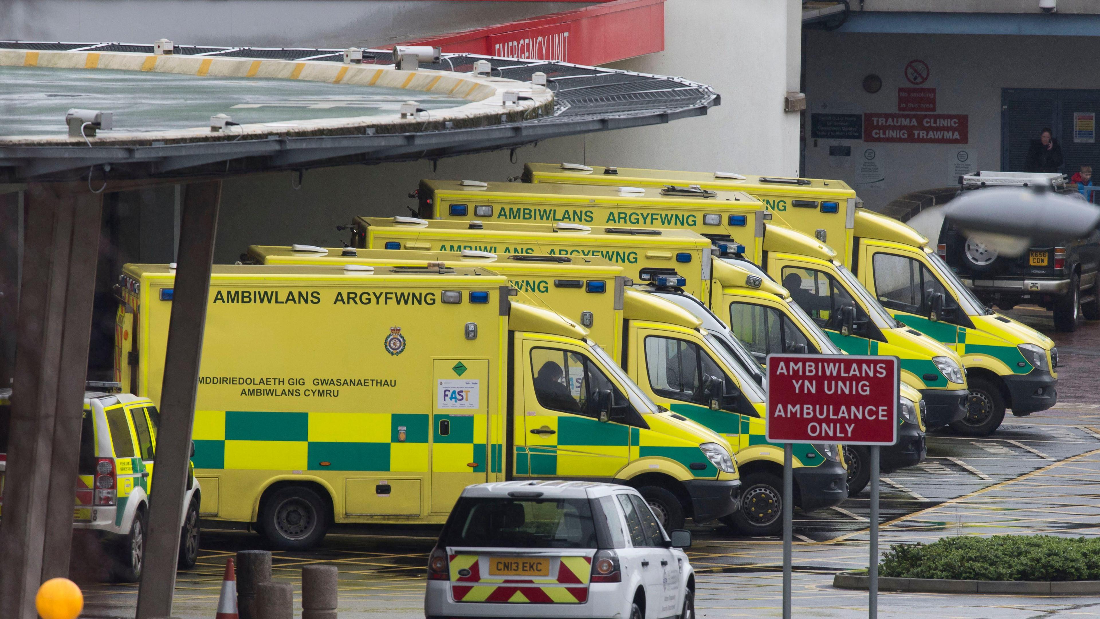 Llun sawl amiwlans tu allan i Ysbyty Athrofaol Cymru