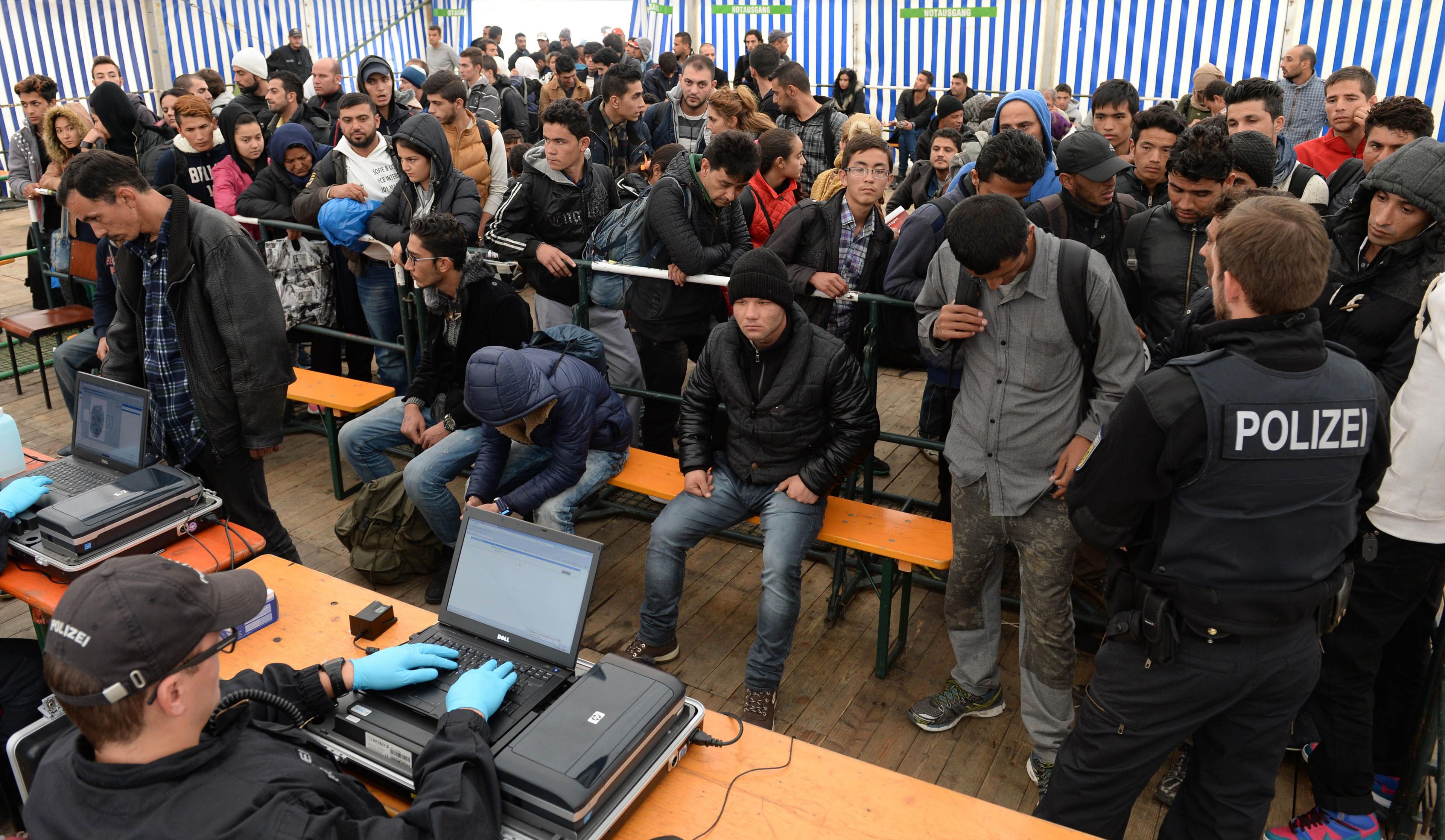 Asylum seekers arriving in Passau in southern Germany (8 Oct)