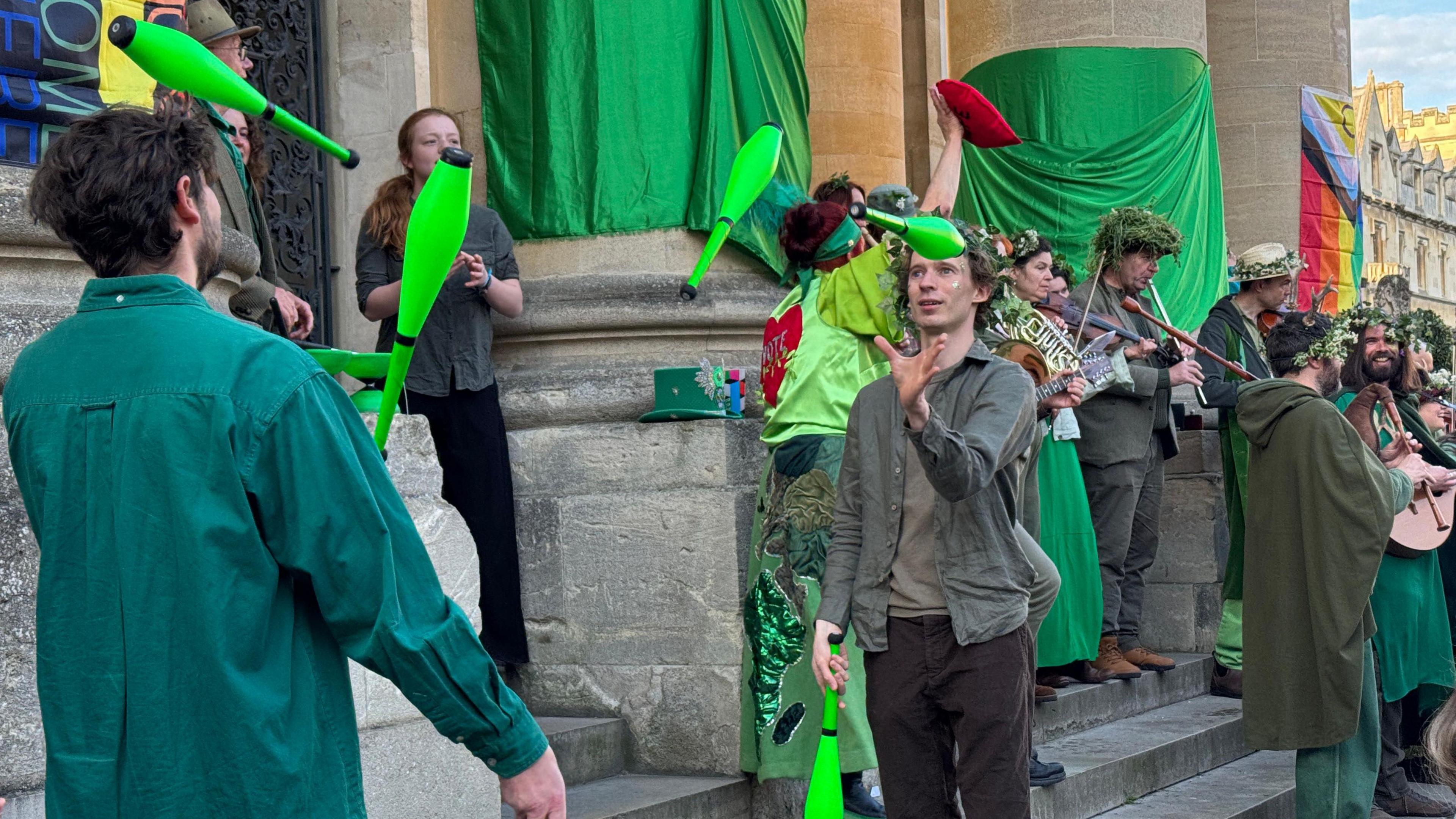 In pictures: Oxford's May Morning draws 18,500 - BBC News