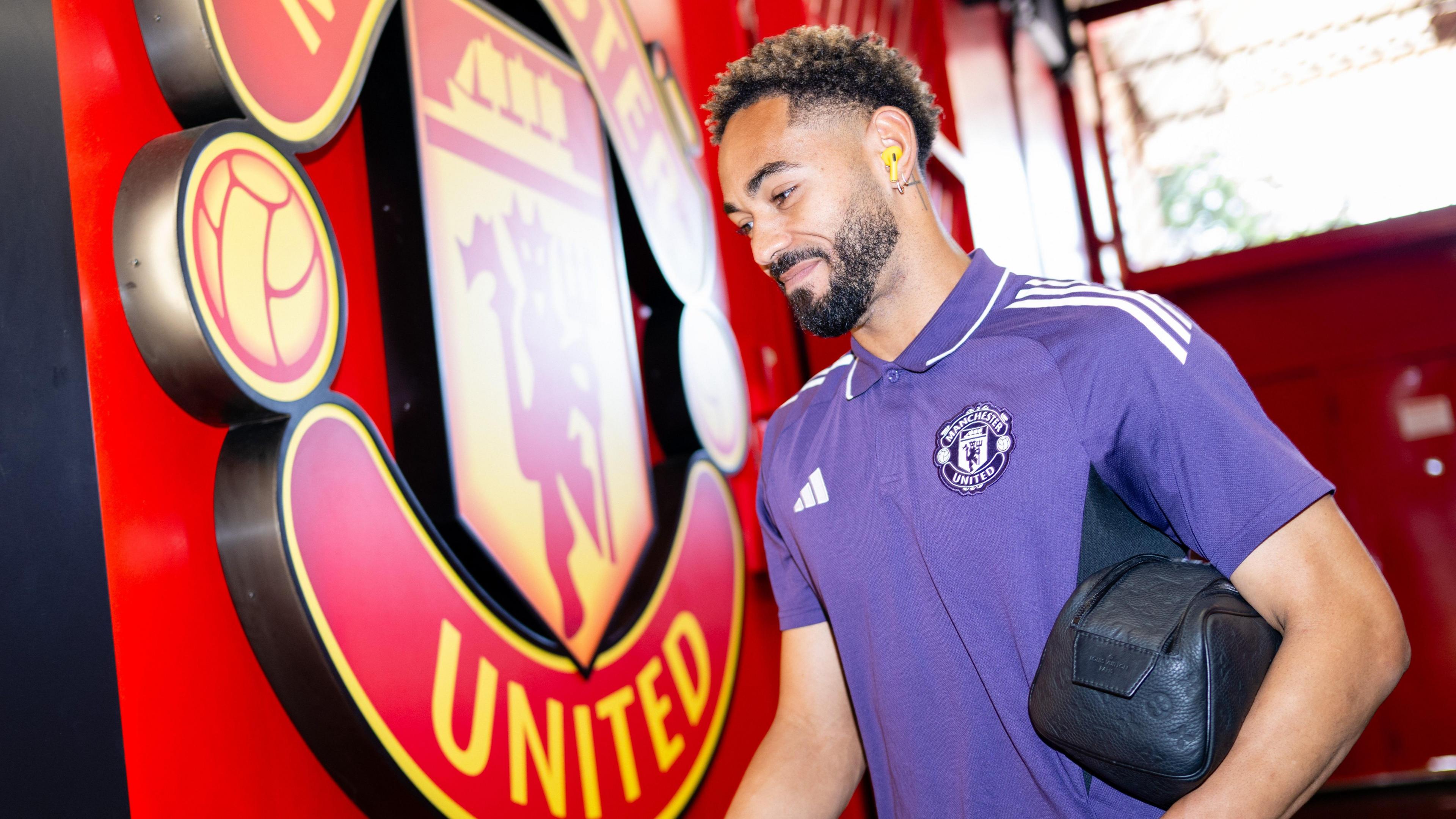 Matheus Cunha walking into Old Trafford