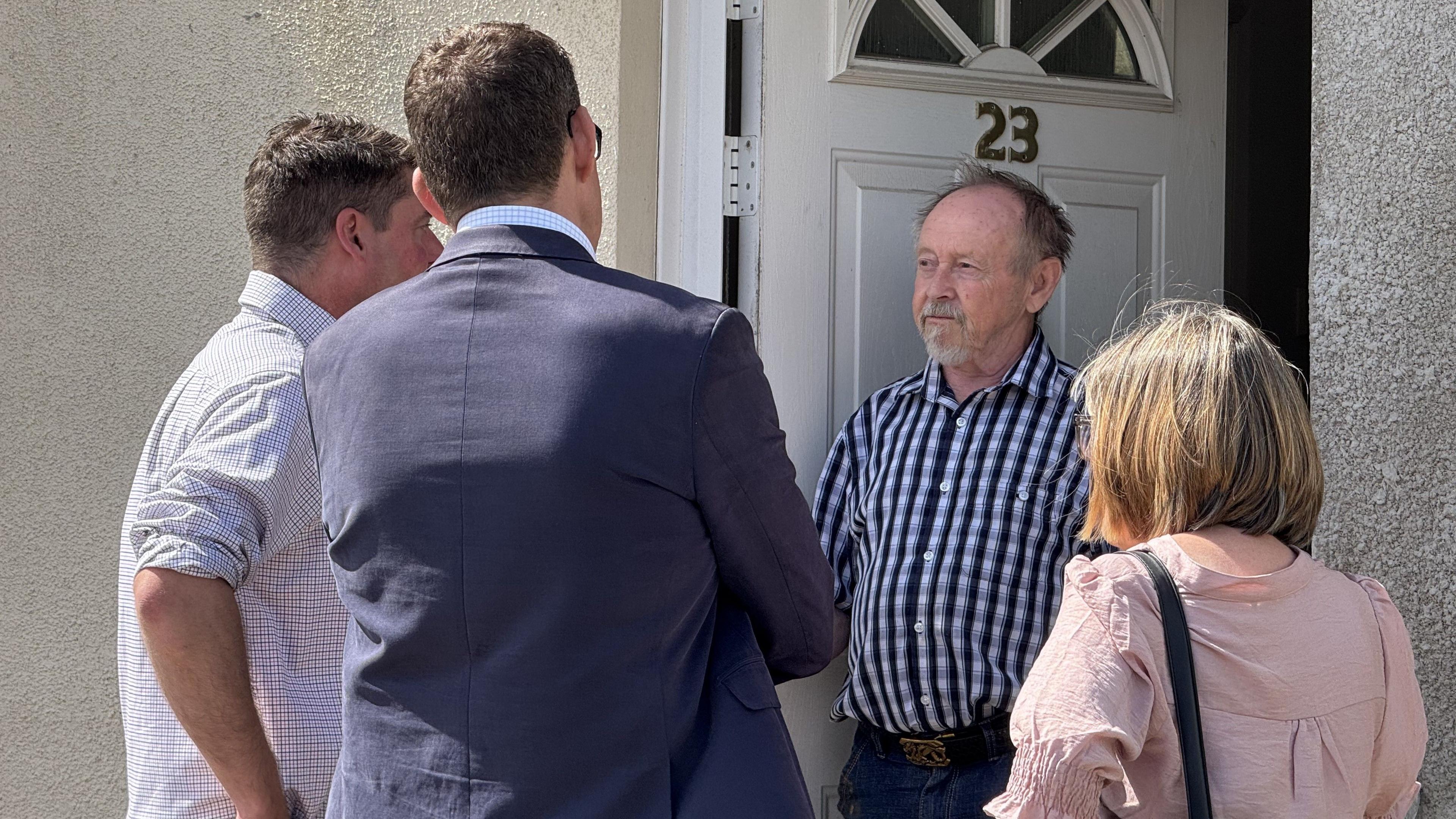 Rhun ap Iorwerth yn siarad gyda thrigolion