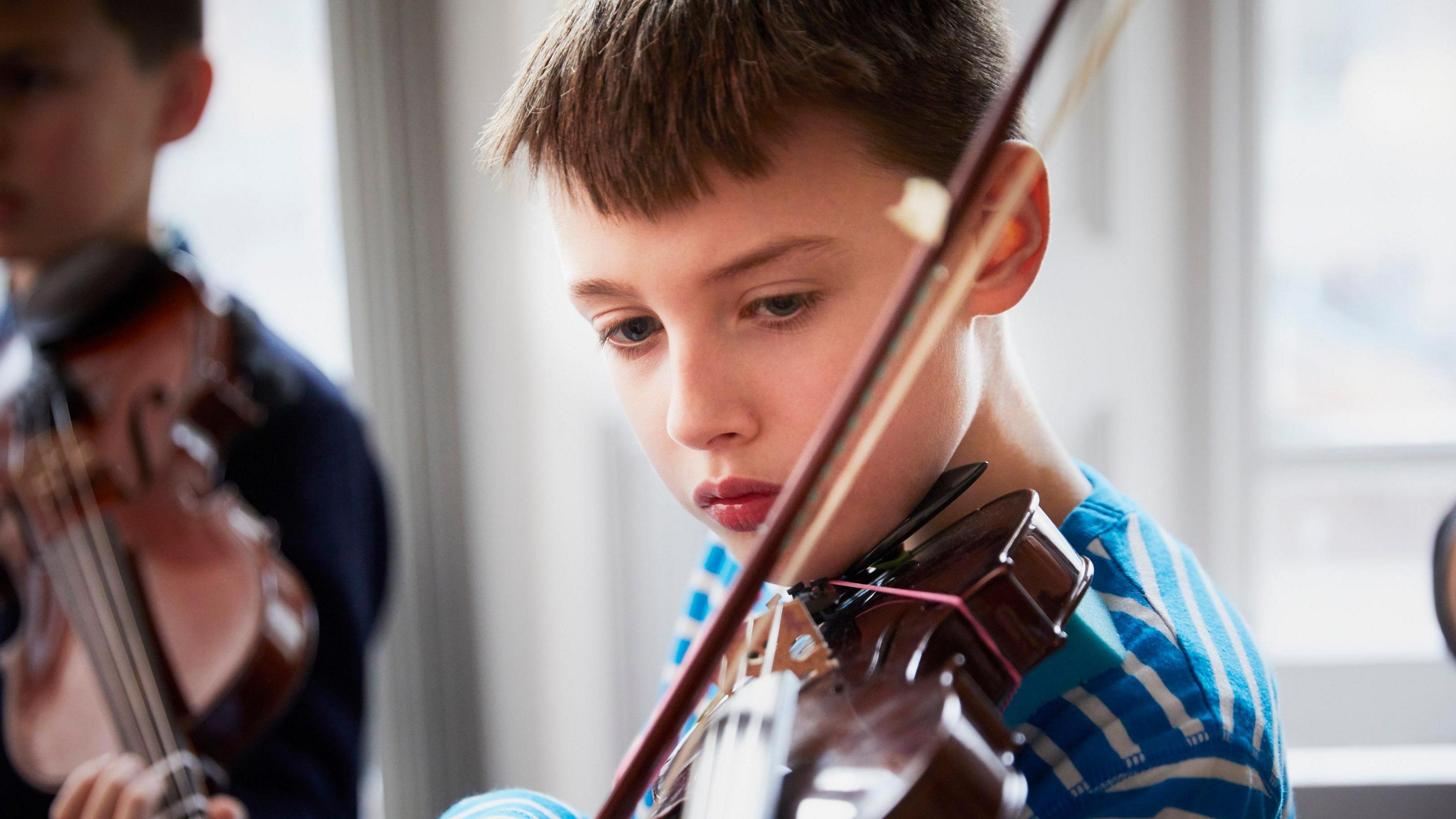 Child playing violin 