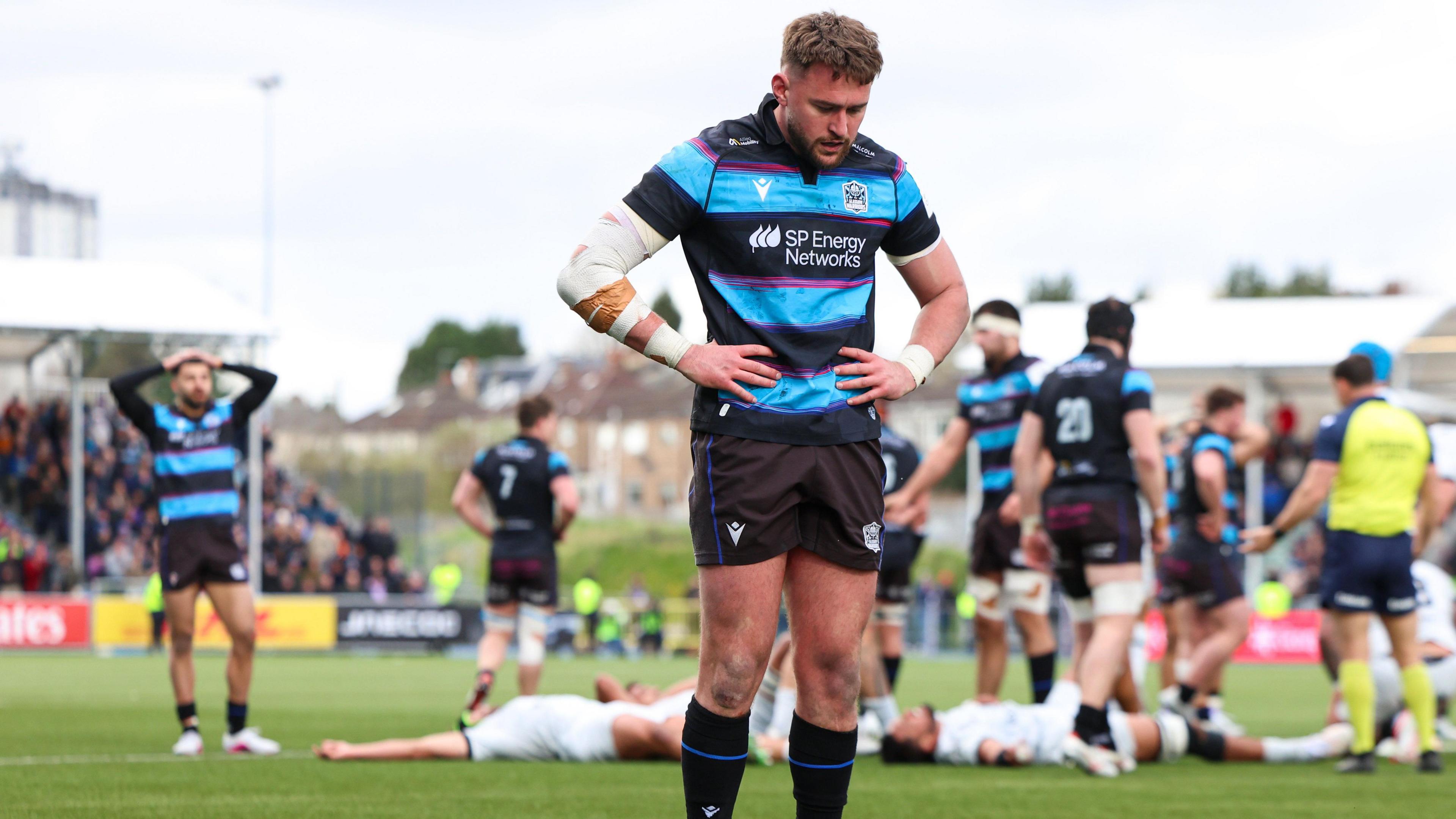 Dejected Glasgow Warriors players