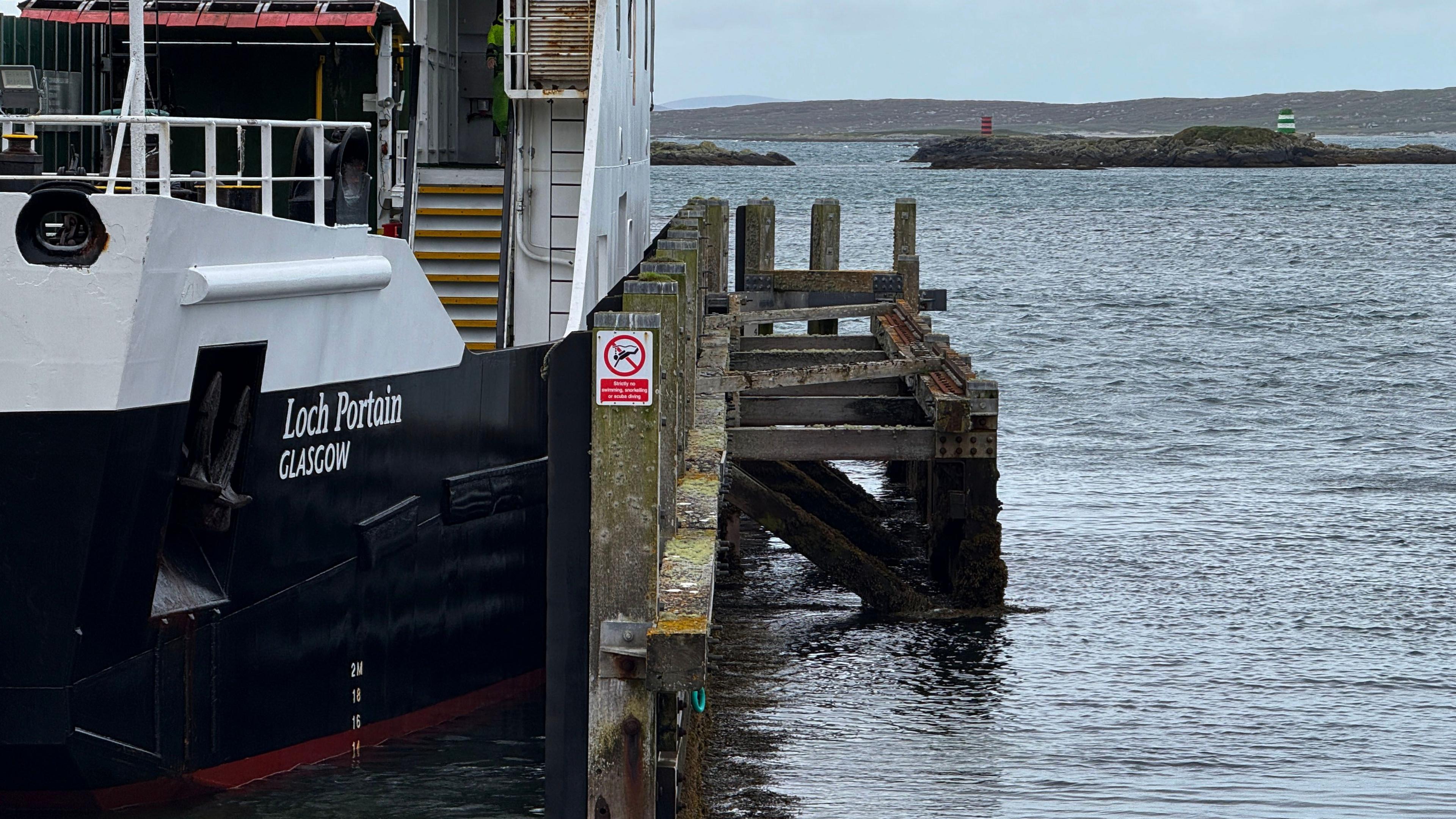 An MV Loch Portain aig cidhe an t-Òib