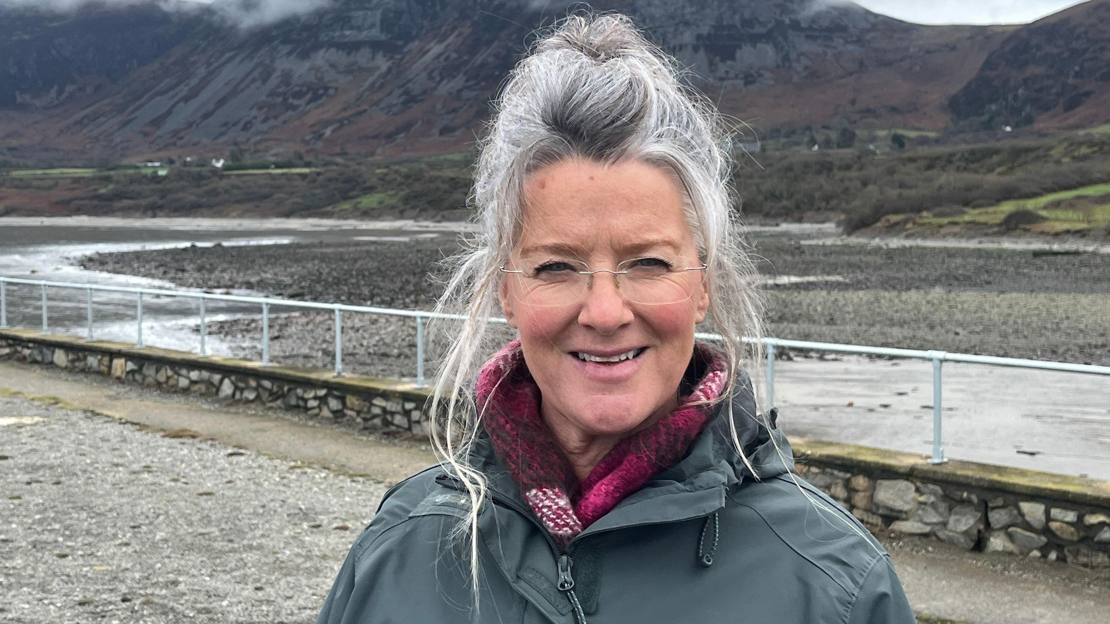 Llun o Clare Brooks y tu allan yn Nhrefor